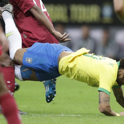 Neymar se lesiona en medio de su escándalo de violación