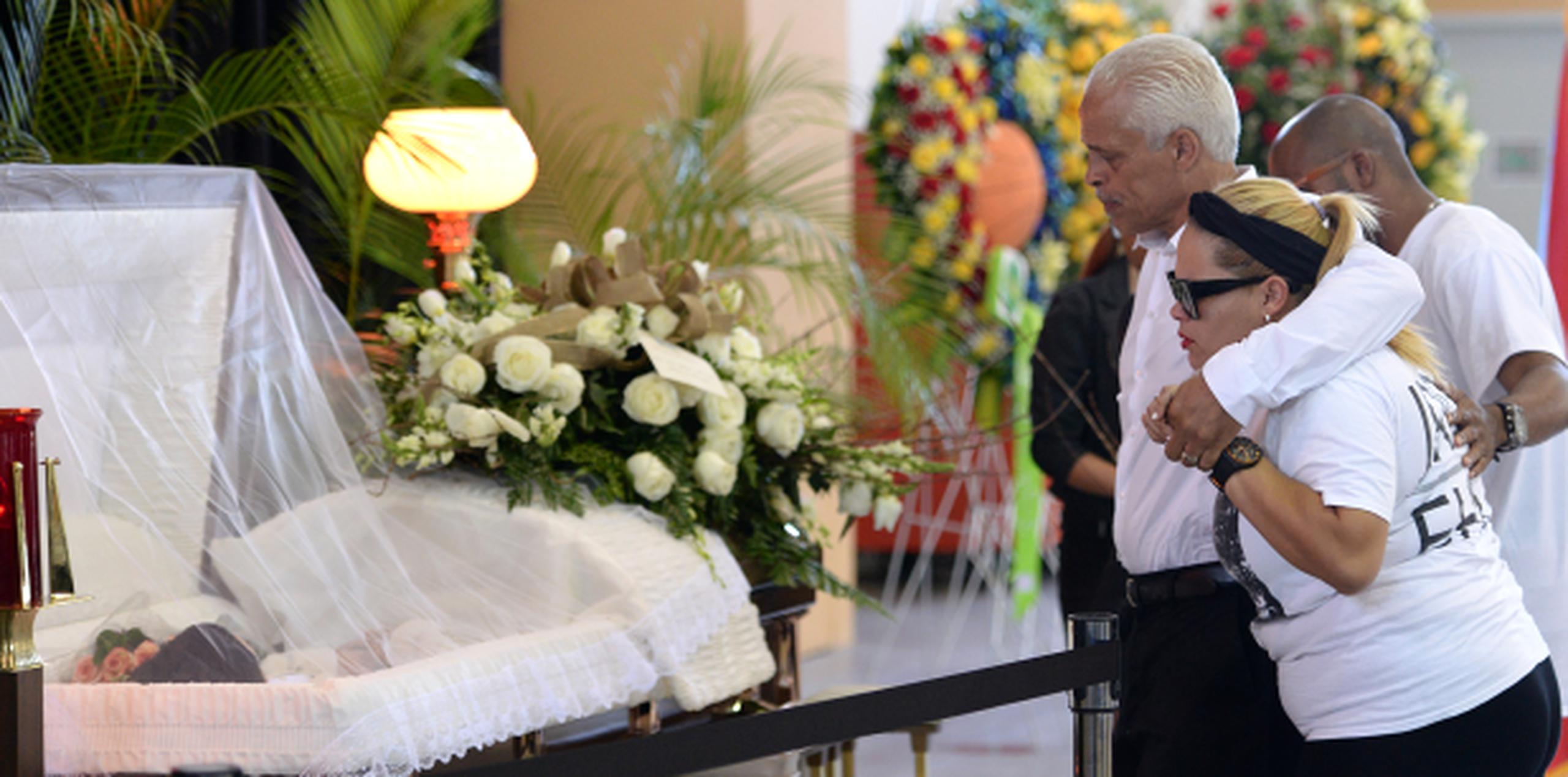 Andrés Ortiz y Carmen Nydia Colón, padres del fallecido Andrés "Corky" Ortiz, se acercan al féretro con los restos de su hijo. (andre.kang@gfrmedia.com)