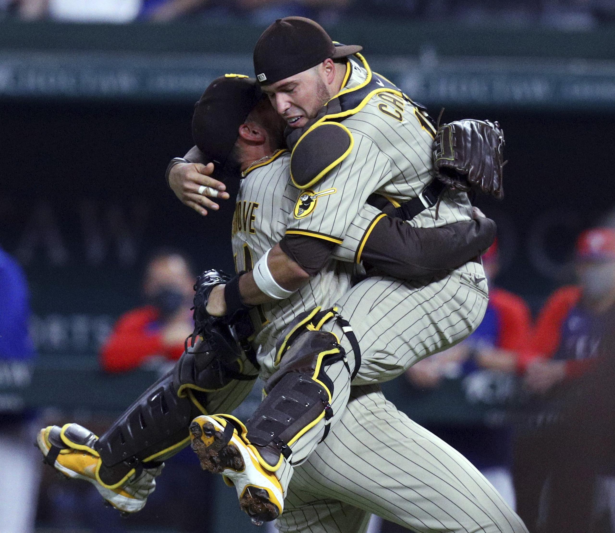 Joe Musgrove y el puertorriqueño Víctor Caratini se confunde en un efusivo abrazo luego de que el lanzador completara un no-hitter por los Padres de San Diego.