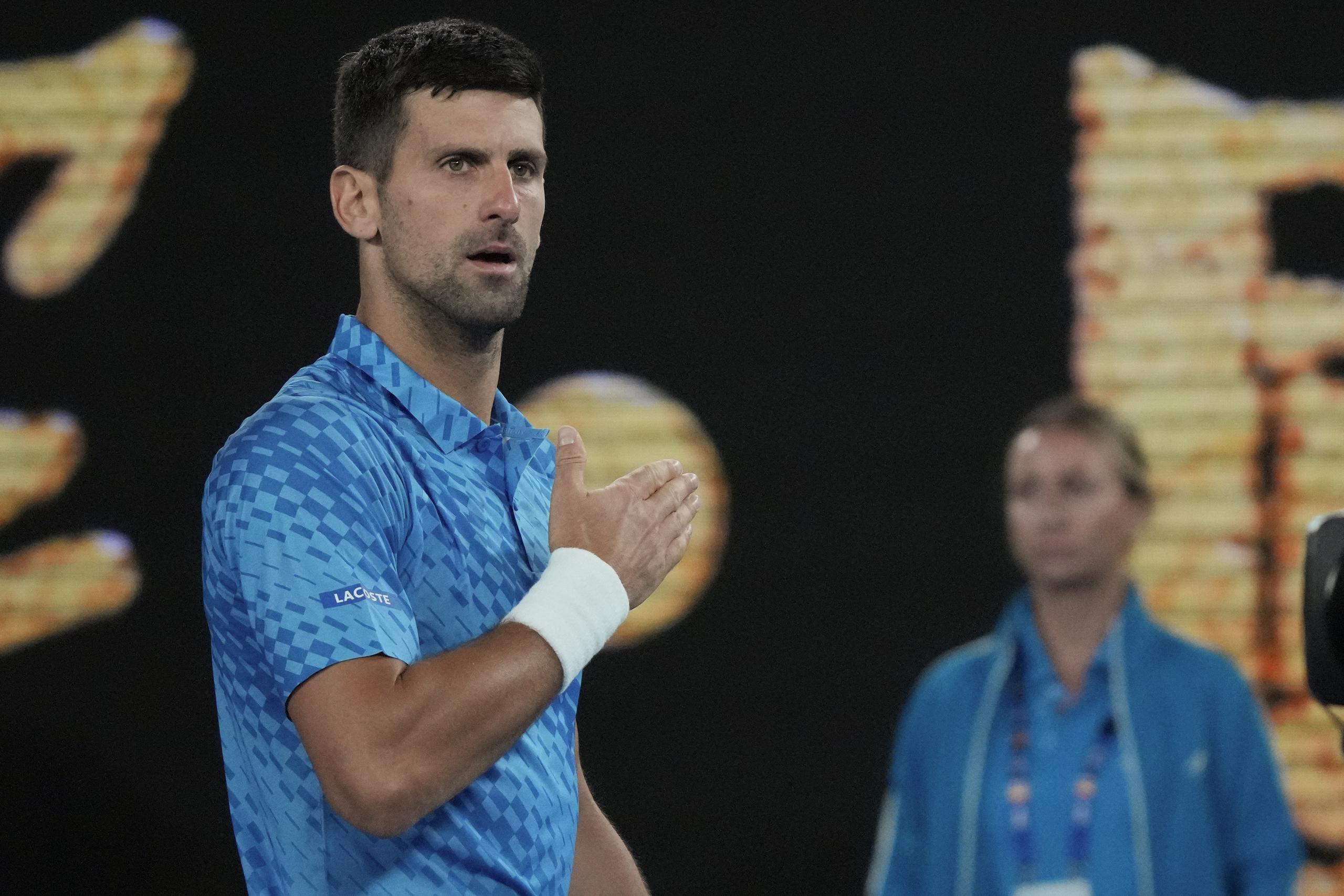 Novak Djokovic, quien padece de un desgarre muscular, también pidió un tiempo médico durante el segundo set.