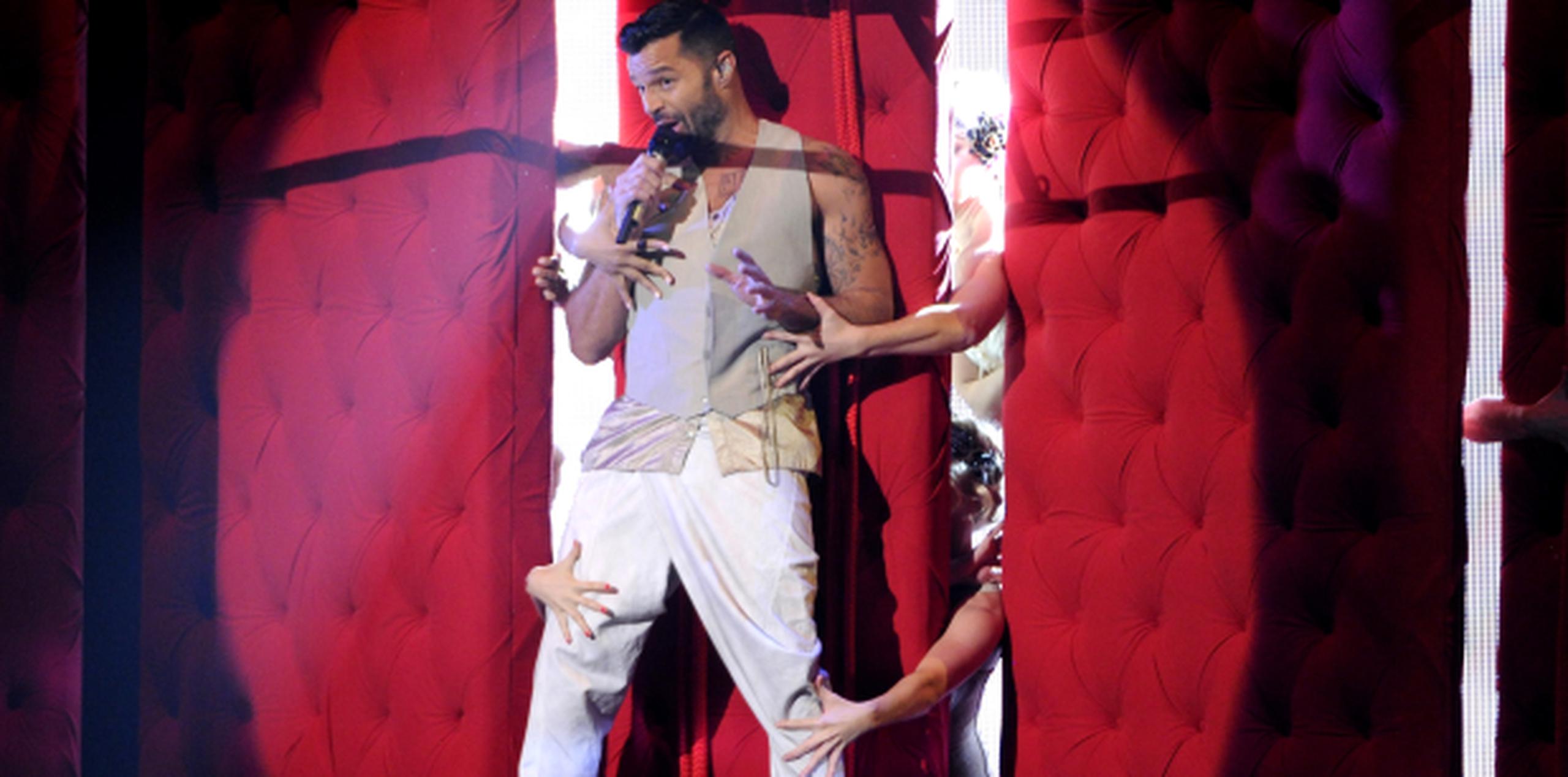 Ricky Martin interpretando su nuevo tema Adiós. (Chris Pizzello/Invision/AP)