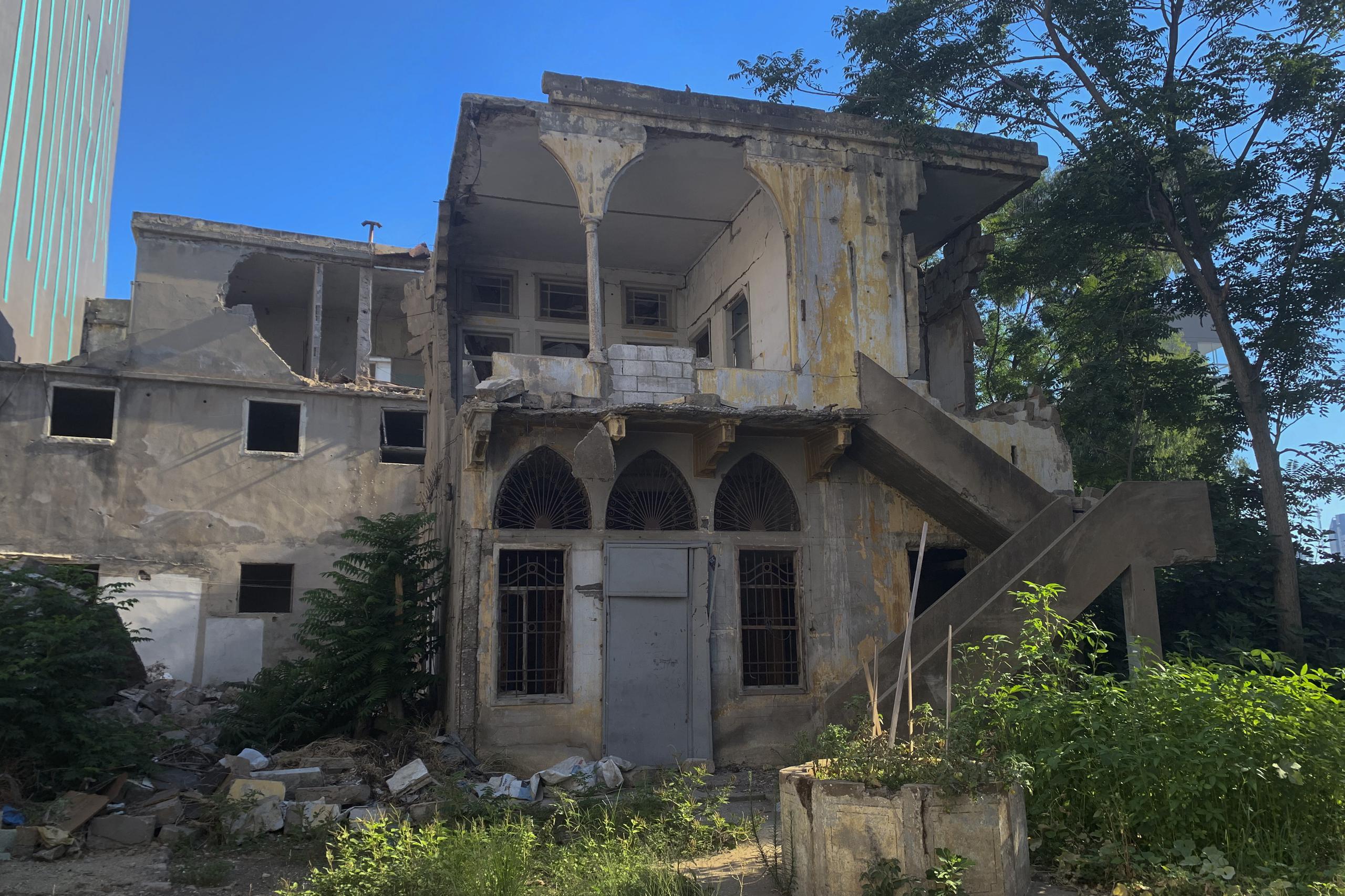 Ruinas de un inmueble en el barrio de Karantina, pegado al puerto de Beirut, donde se originó la explosión ocurrida el 4 de agosto de 2020. EFE/Noemí Jabois
