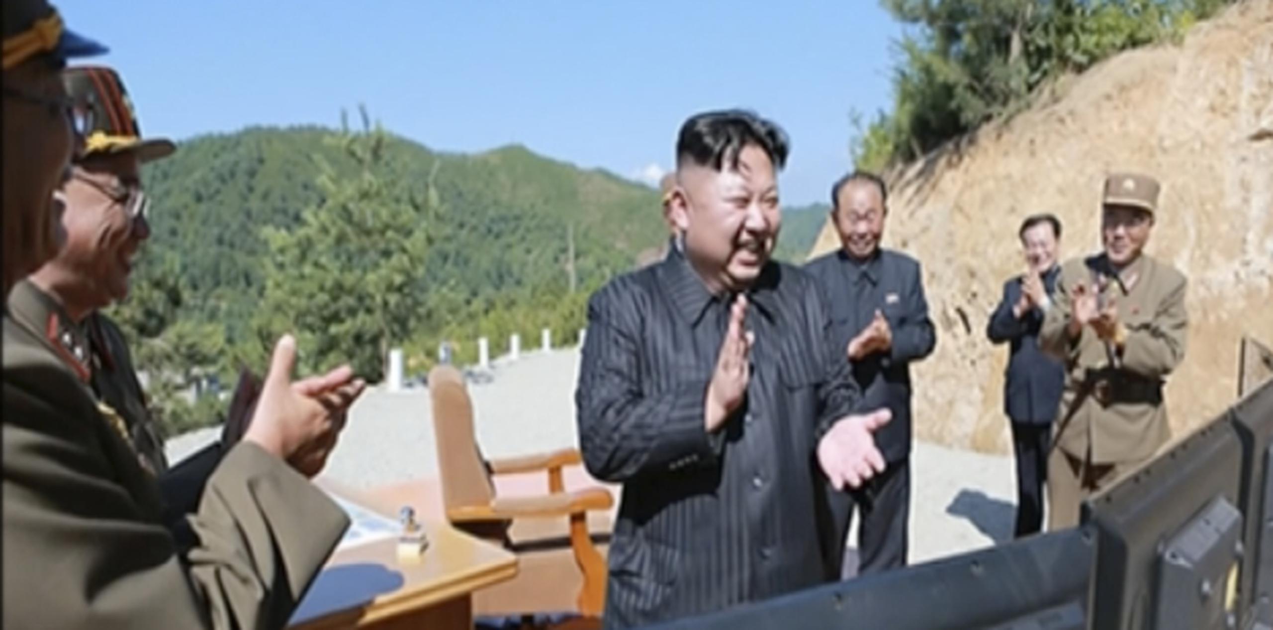 El presidente norcoreano aplaude tras una de sus pruebas con misiles. (Archivo)