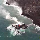 "Bomba de lava" impacta un barco en Hawaii