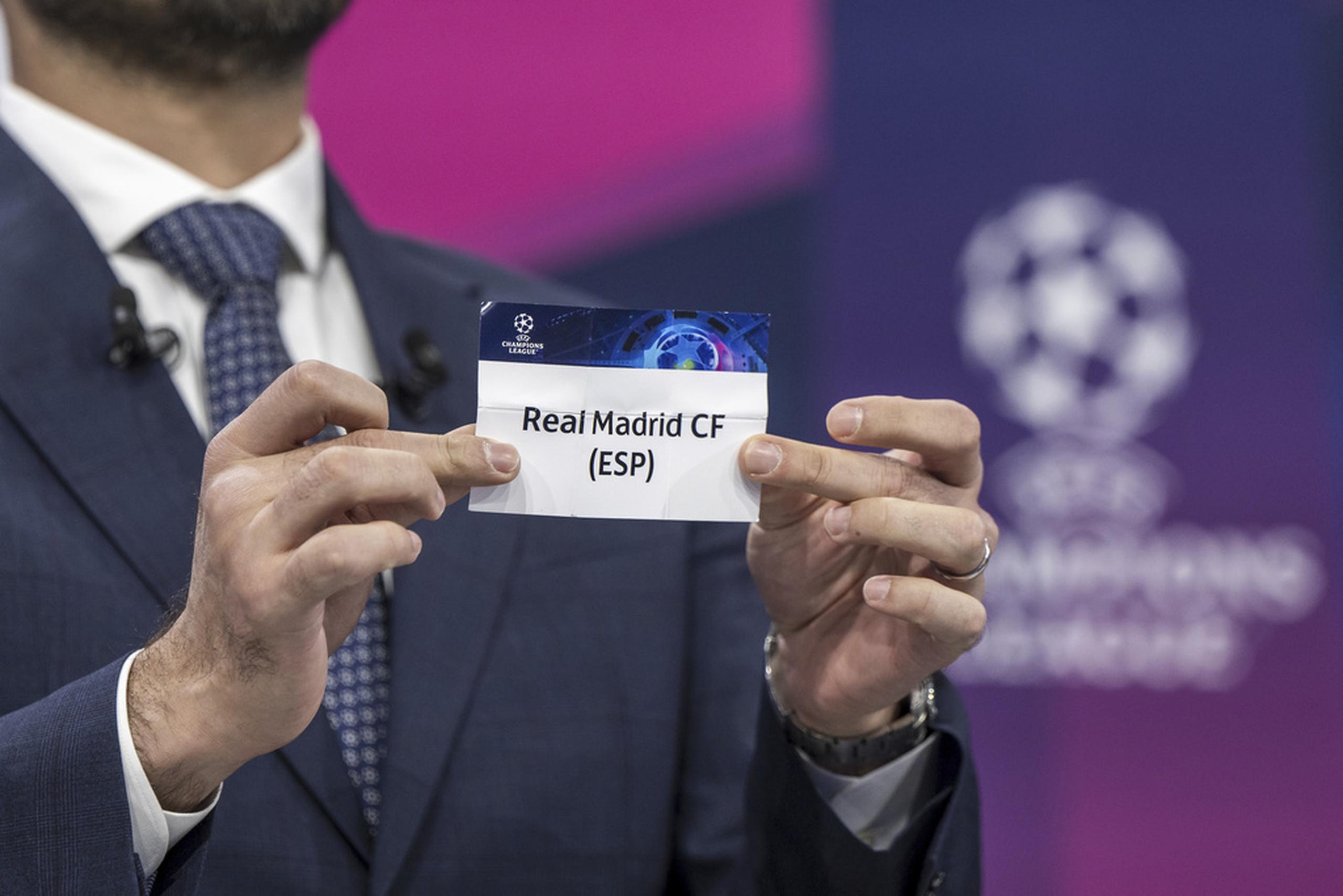El jugador y embajador de la final de la Liga de Campeones en Estambul, Hamit Altintop, muestra el papel con el nombre del Real Madrid durante el sorteo de los cuartos de final de la Liga de Campeones.