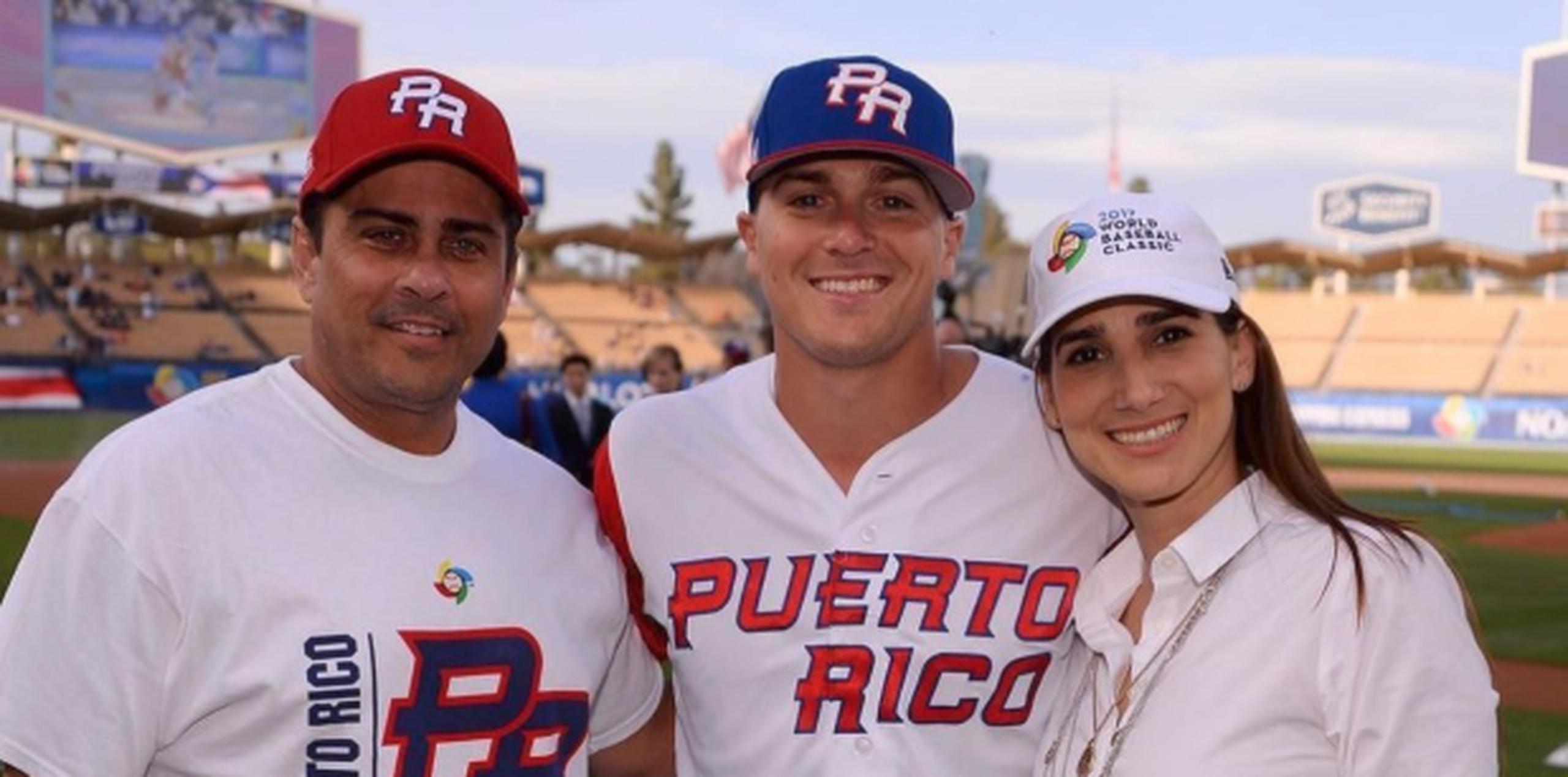Enrique Hernández y Mónica González viajarán a Los Ángeles para ver a su hijo Kike jugar en la Serie Mundial. (Twitter / @kikehndez)