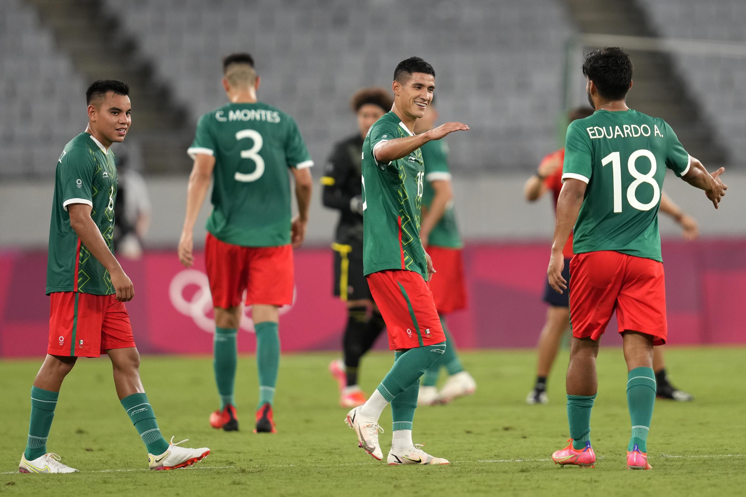 Los jugadores de México celebran tras derrotar a Francia en el torneo de fútbol masculino de los Juegos de Tokio, el jueves 22 de julio de 2021, en Tokio.