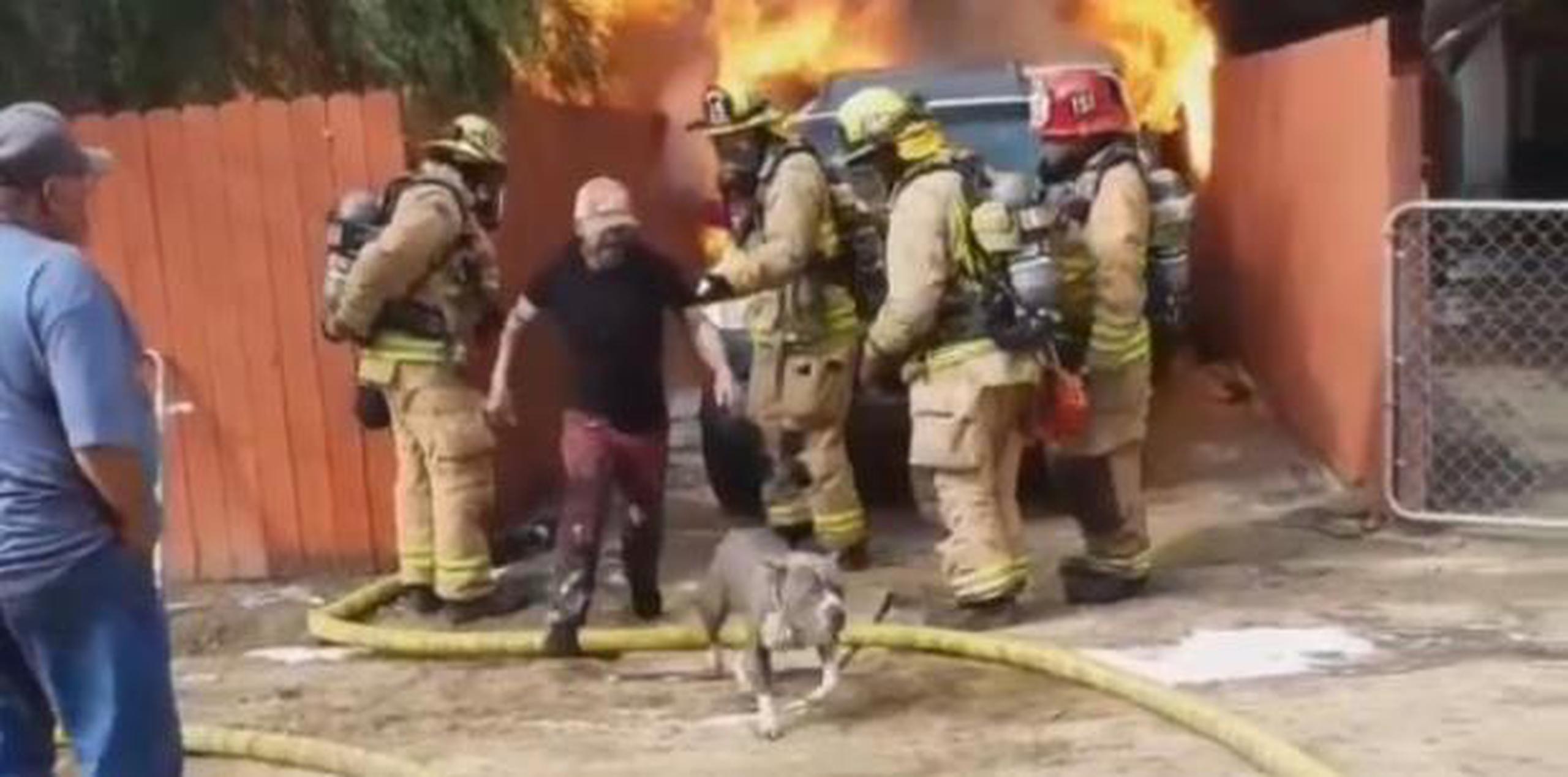 Guzmán arriesgó su vida para salvar a su perrita de un incendio y el dramático rescate es capturado en video.  (Facebook)