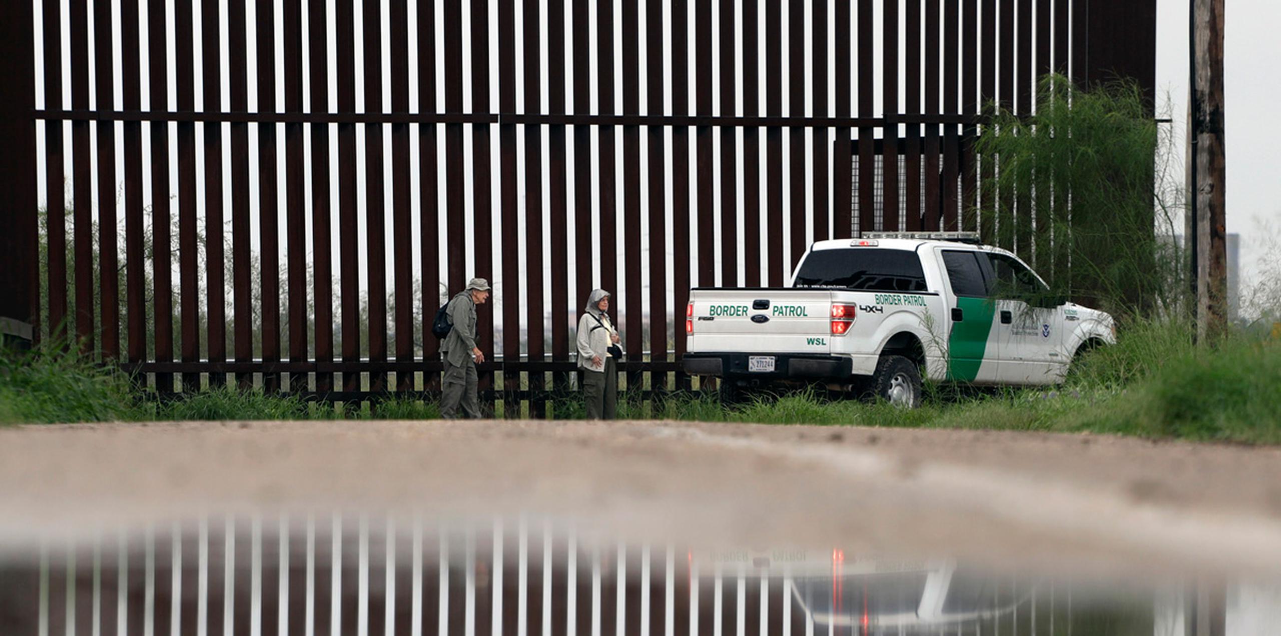 Una encuesta realizada en mayo en ciudades fronterizas del suroeste del país halló que el 72% de los residentes estaban en contra del muro.  (AP)