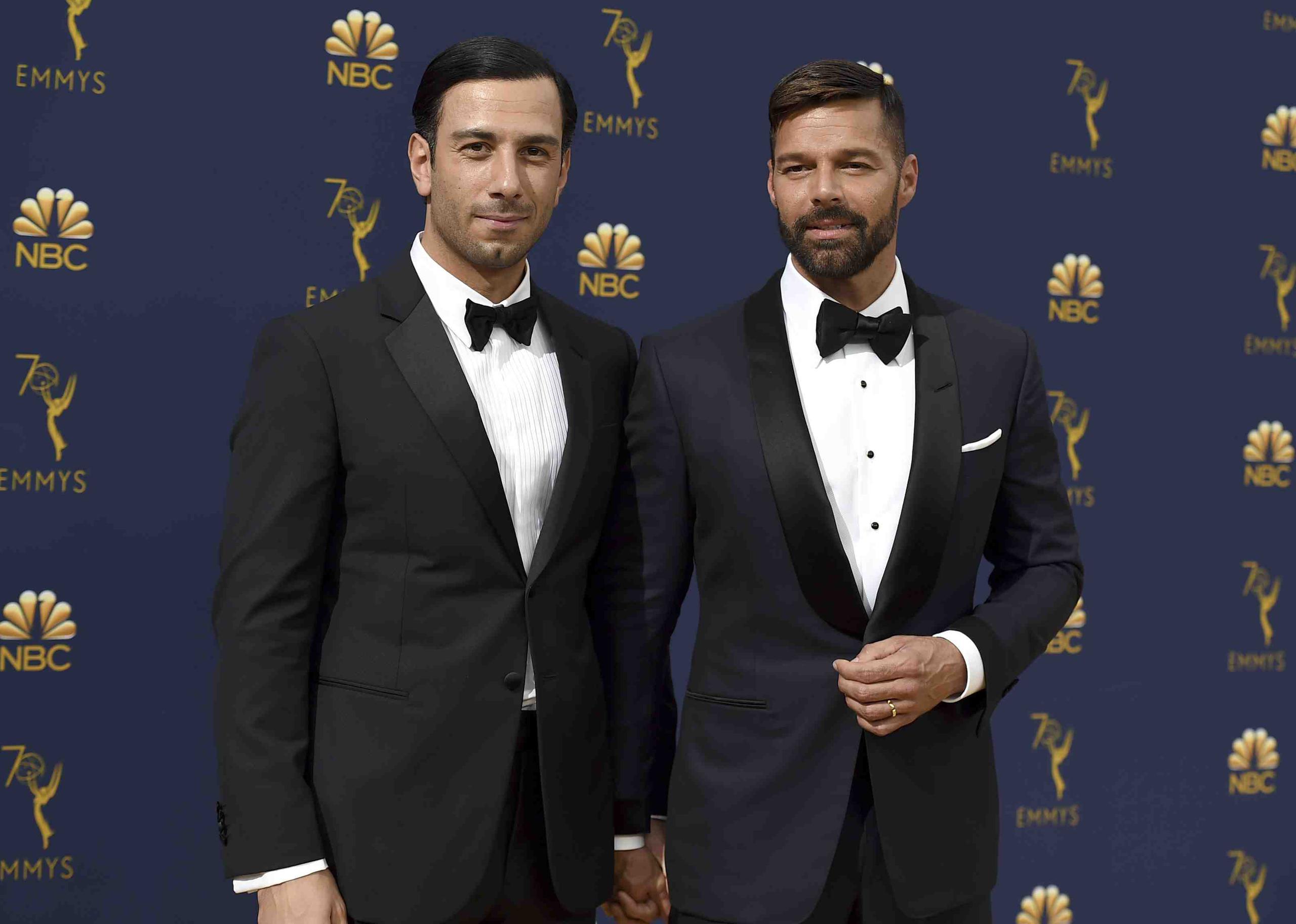 Ricky Martin llegó acompañado de su esposo Jwan Yosef a los premios Emmy.  (AP)