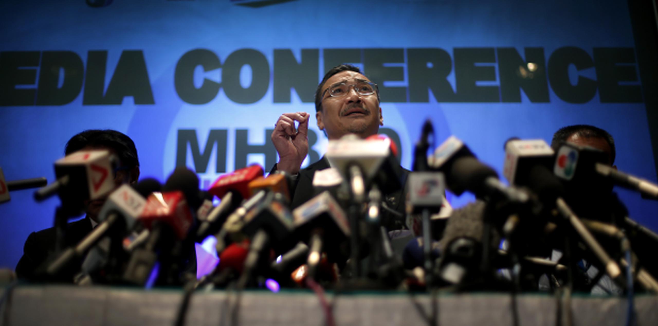 El ministro de Defensa y titular interino de Transporte Hishamuddin Hussein de Malasia contestó preguntas referentes al avión desaparecido de la aereolínea Malaysia durante una conferencia de prensa.(AP)