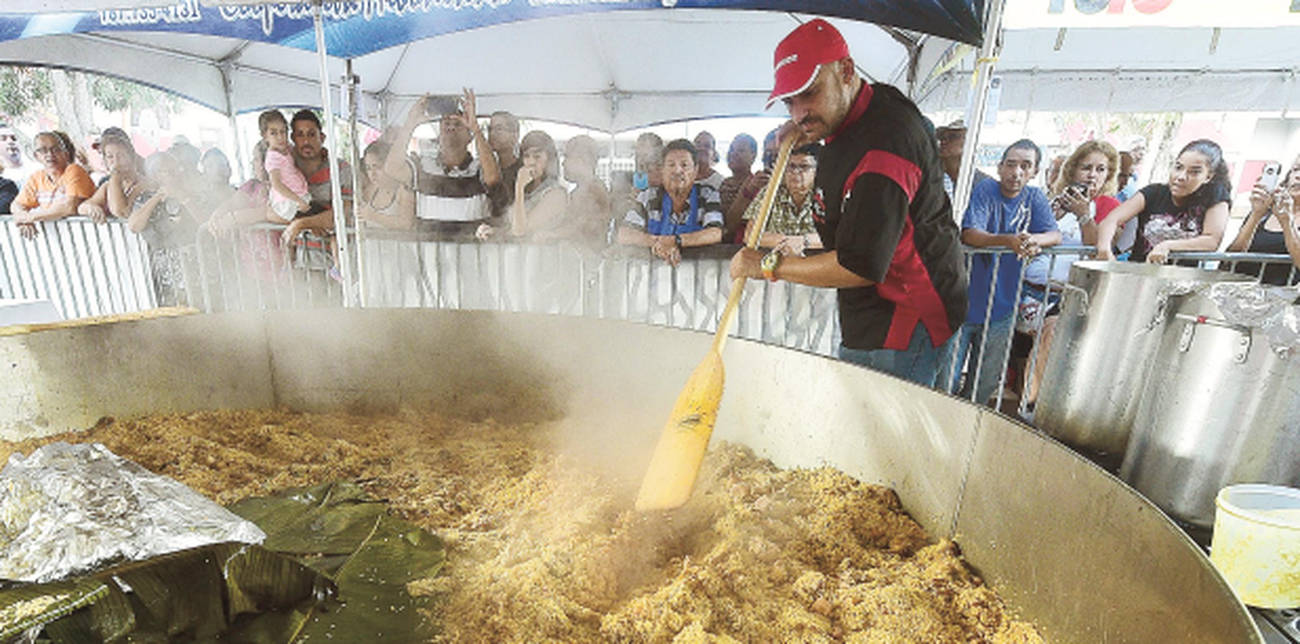 El domingo, 1,500 personas podrán tener la oportunidad de degustar el sabroso arroz con pollo confeccionado en la Olla Gigante. (tony.zayas@gfrmedia.com)
