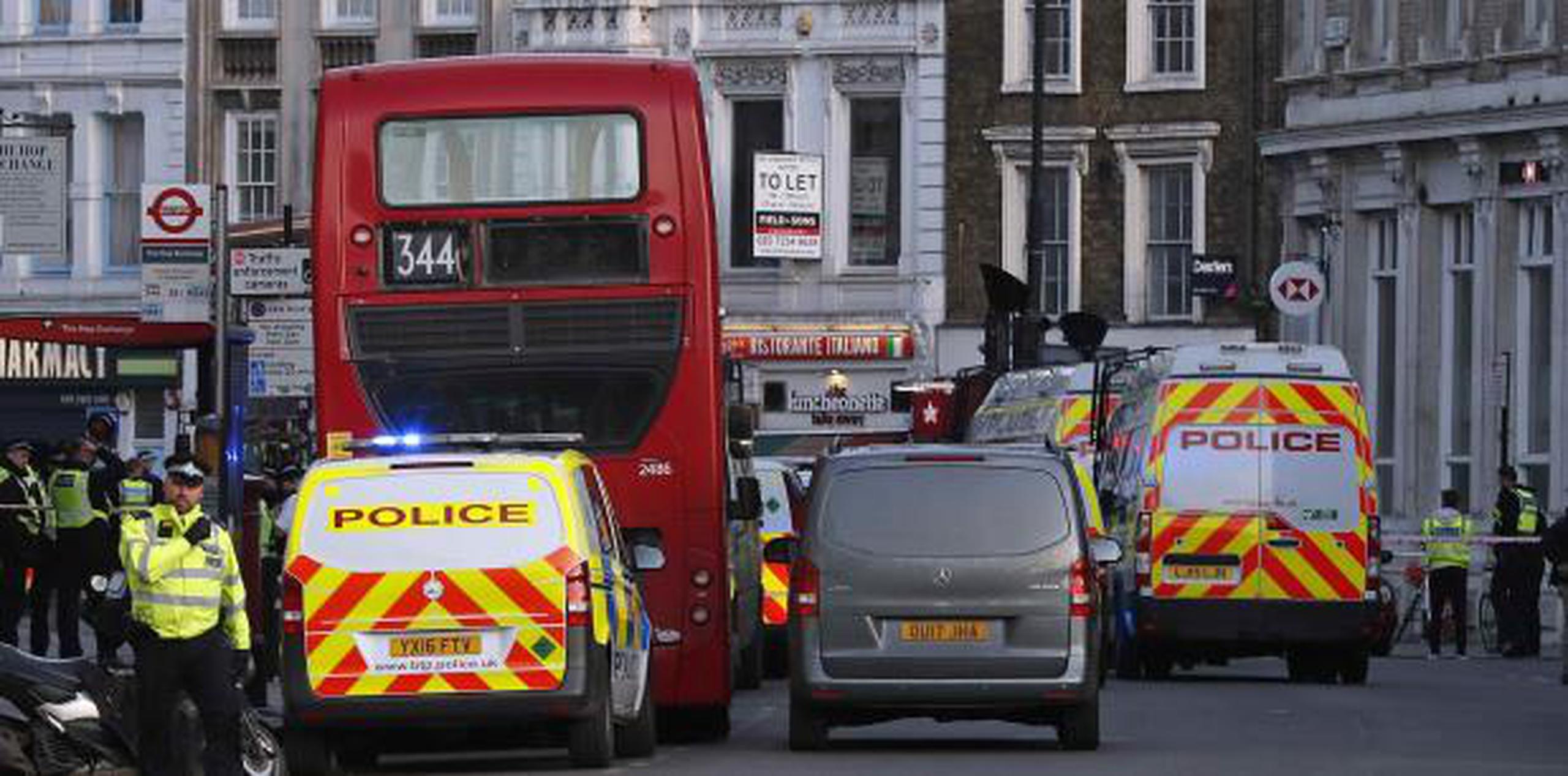 La Policía de la Ciudad de Londres urgió a la gente a alejarse de la zona. (AP / Frank Augstein)