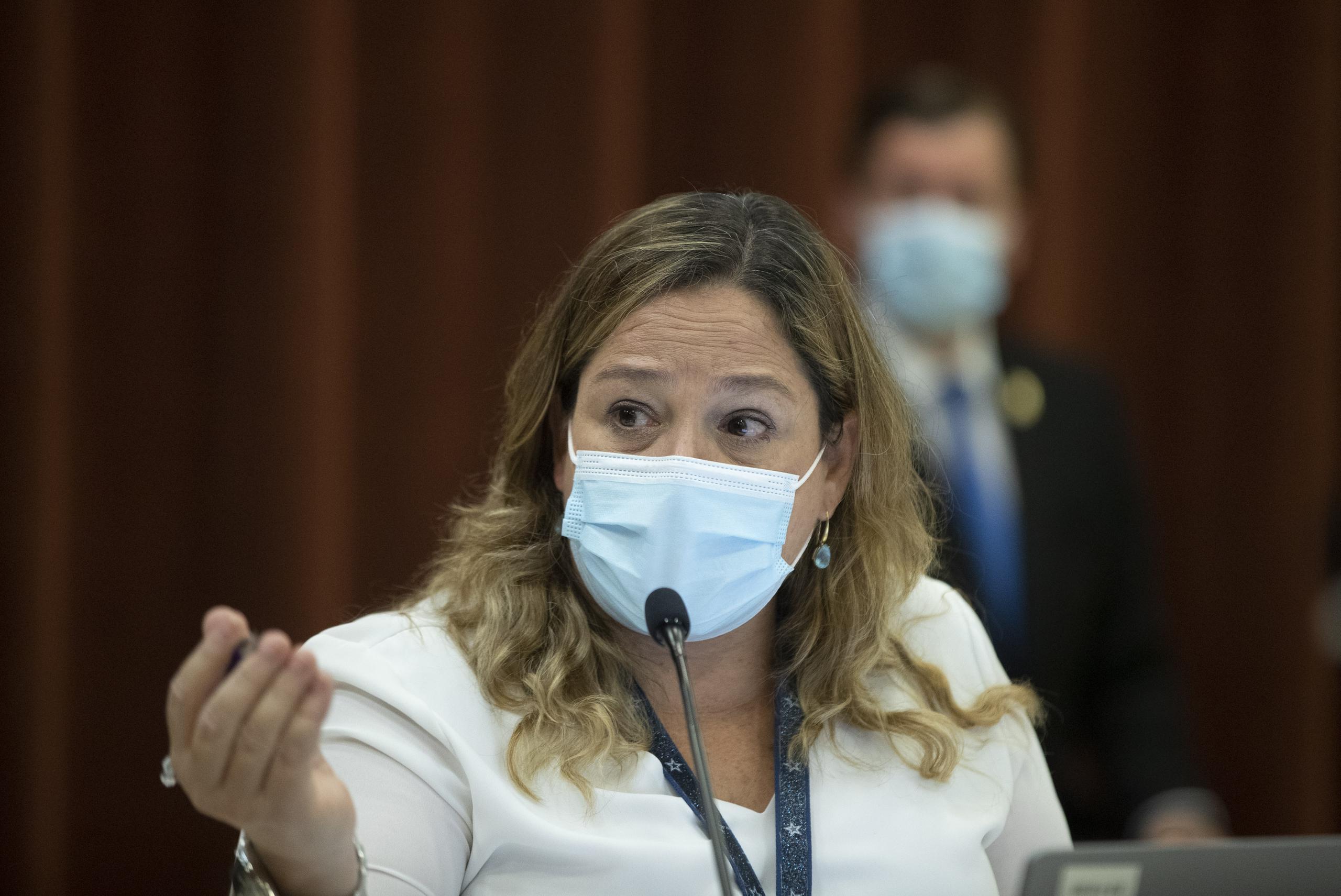 Melinda Romero, jefa de personal del Departamento de Seguridad Pública, denunció que los agentes “a veces no quieren usar el equipo” que se les entrega para protegerse del coronavirus.