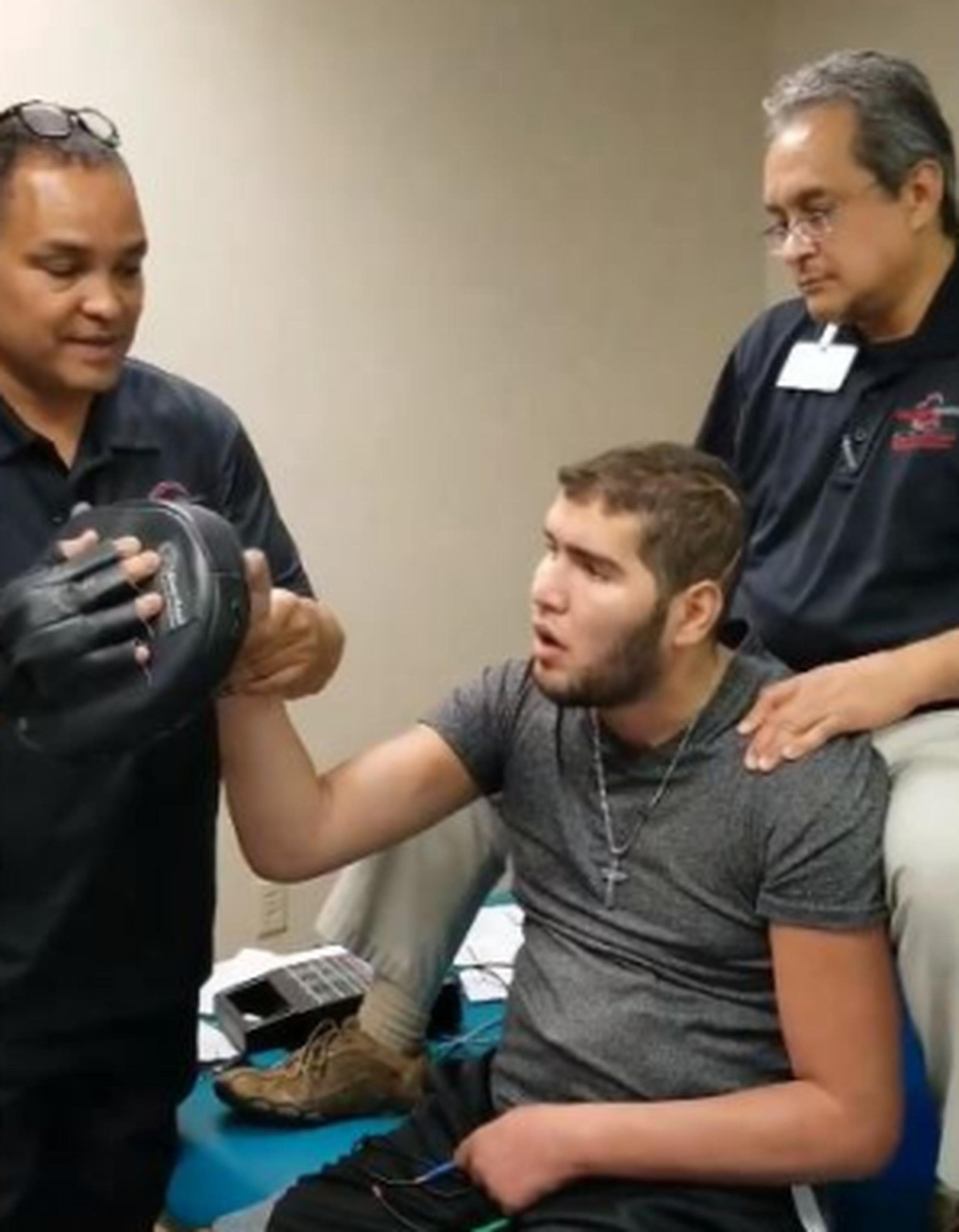 En octubre de 2015, Colón recibió varios golpes en la nuca durante una pelea que le causaron daños cerebrales. (Captura)