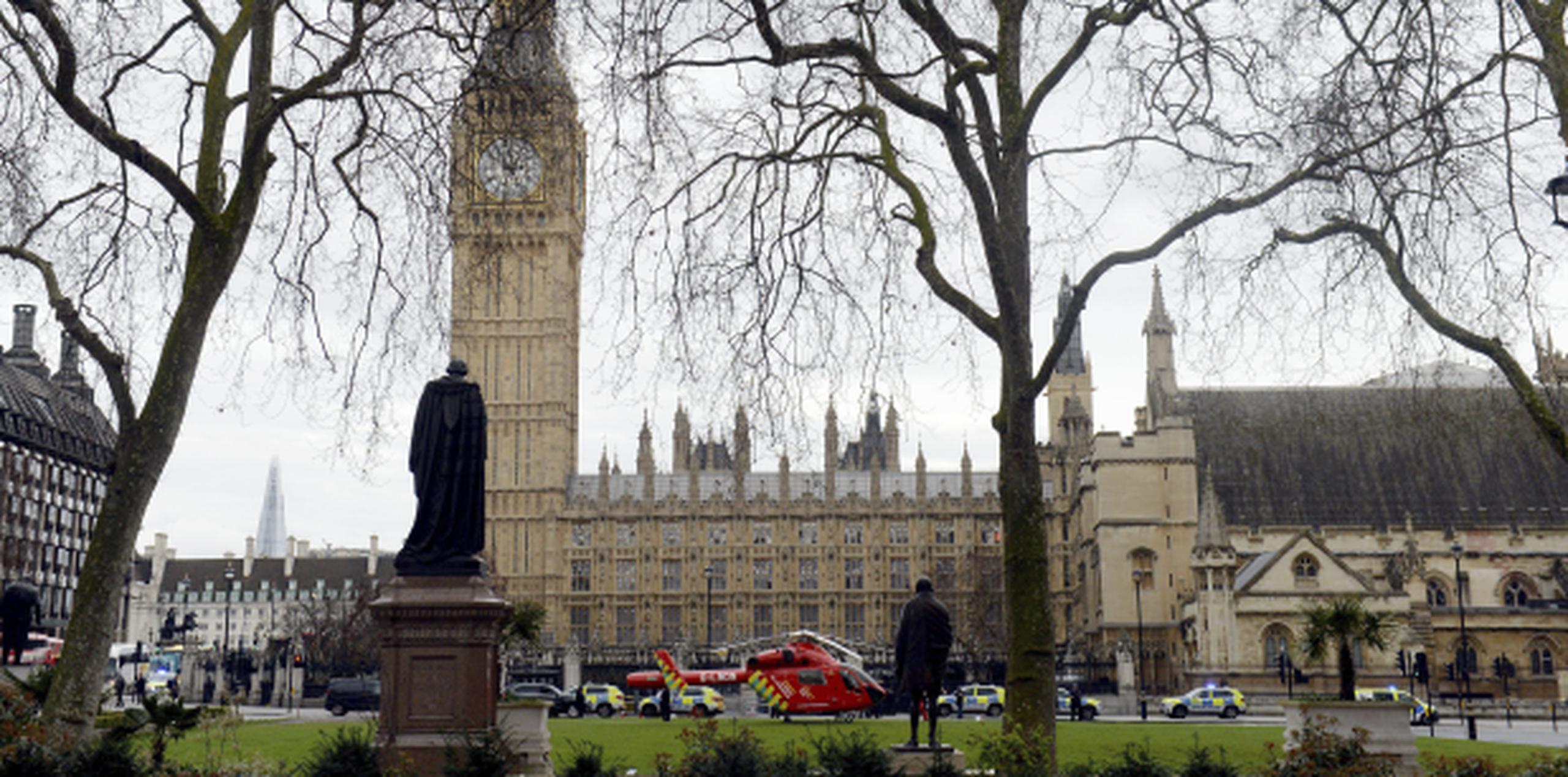 La policía británica selló rápidamente todos los alrededores del Parlamento británico luego que se reportara el tiroteo. (AP/Matt Dunham)
