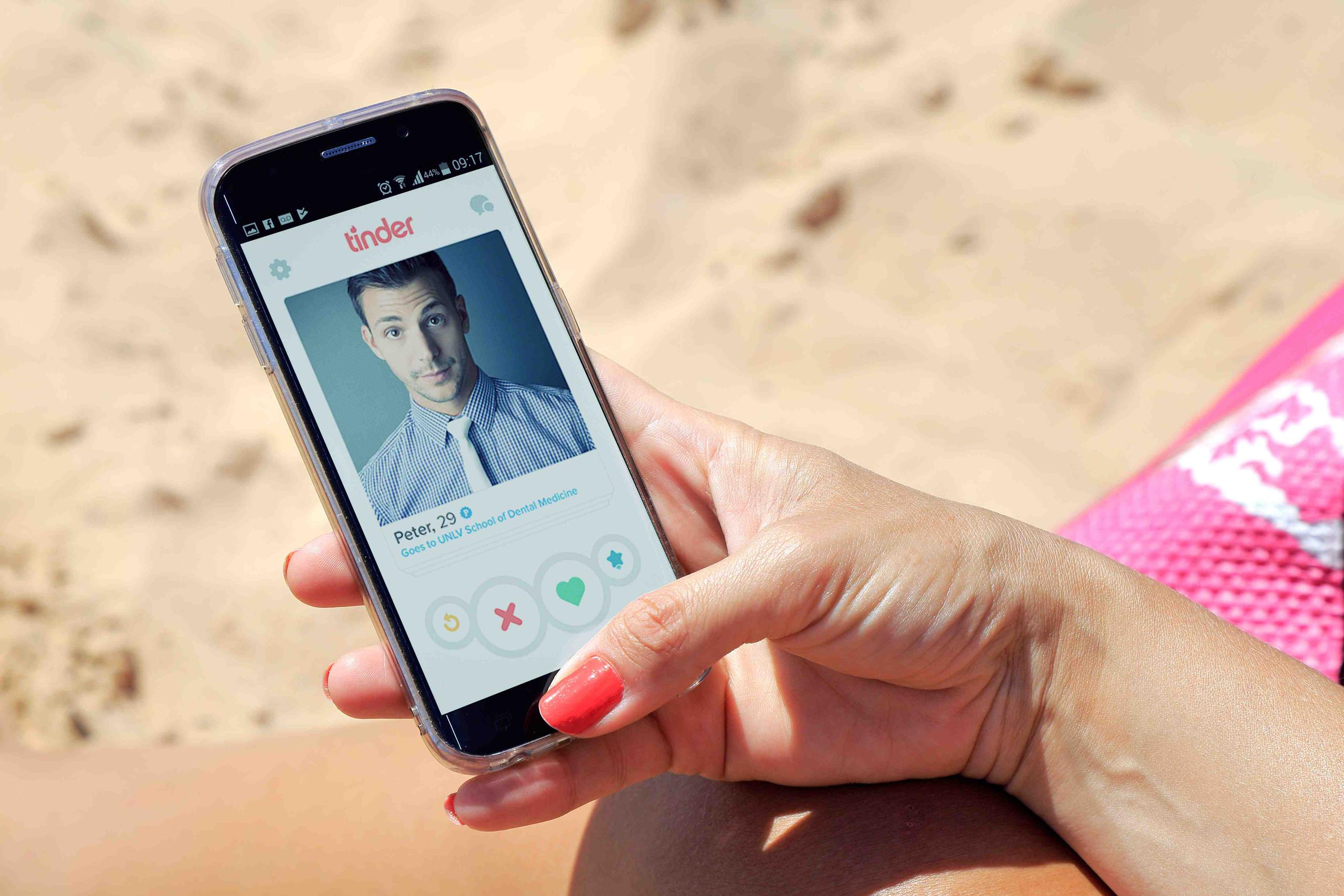 Tinder es una aplicación donde el usuario puede planificar una cita romántica. (Shutterstock)