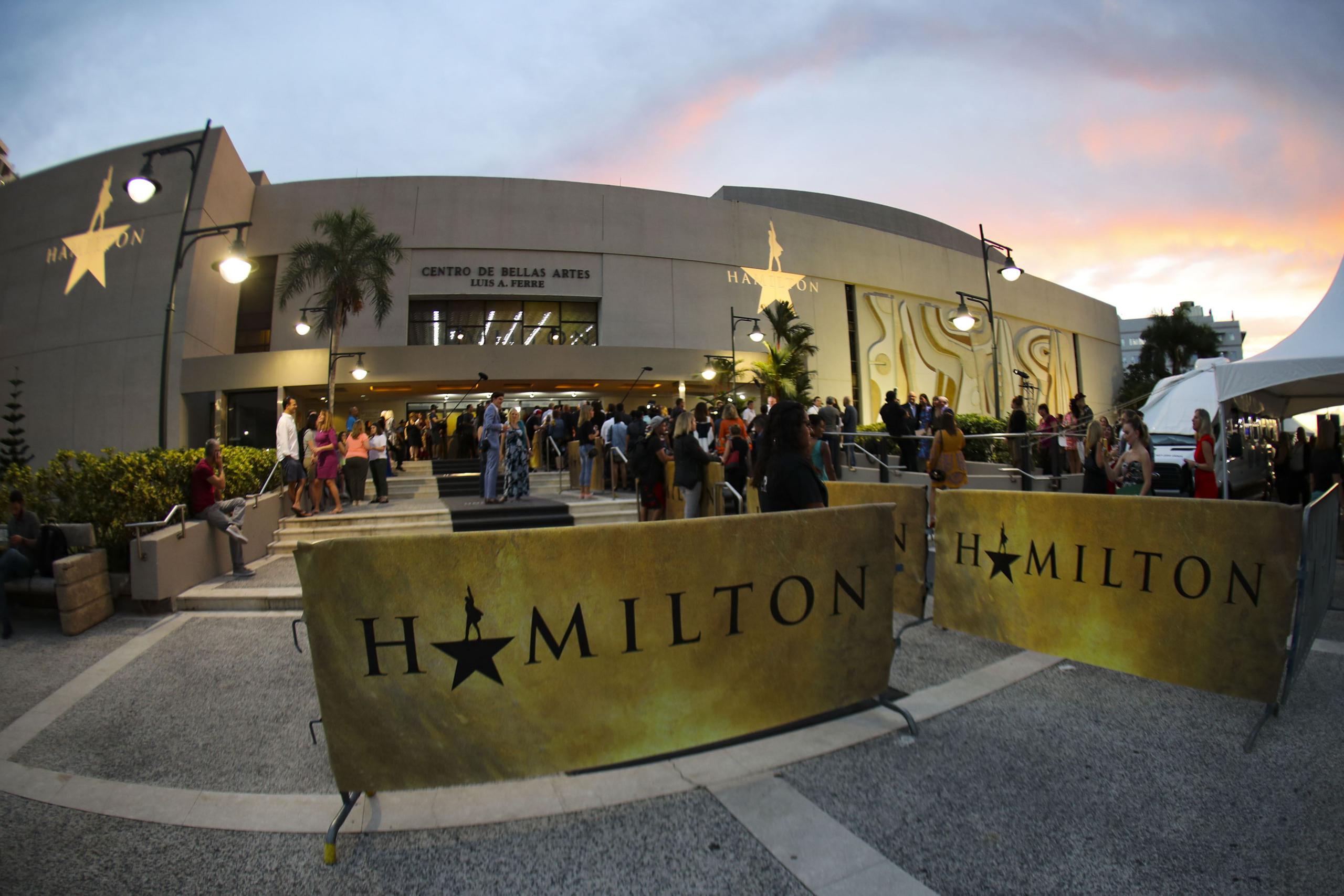 Fachada del Centro de Bellas Artes a horas de la apertura de la primera función de 'Hamilton' en Puerto Rico. (GFR Media)