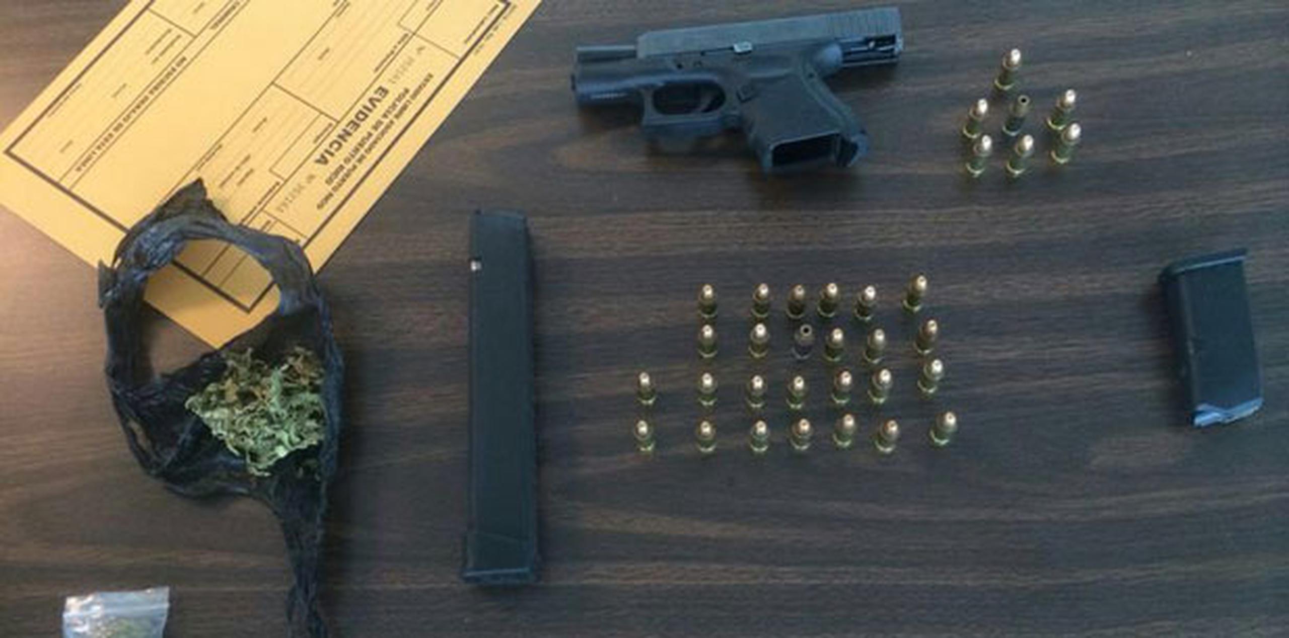 Se le ocupó una pistola cargada marca Glock, calibre 9 milímetros, la cual estaba modificada y 34 balas, agregó Rivera. (Suministrada)