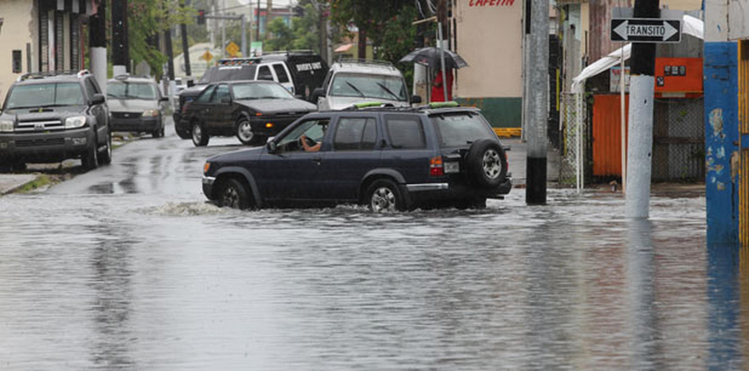 Varias calles de algunas comunidades aledanas al Cano Martin Pena se inundaron. (alex.figueroa@gfrmedia.com)
