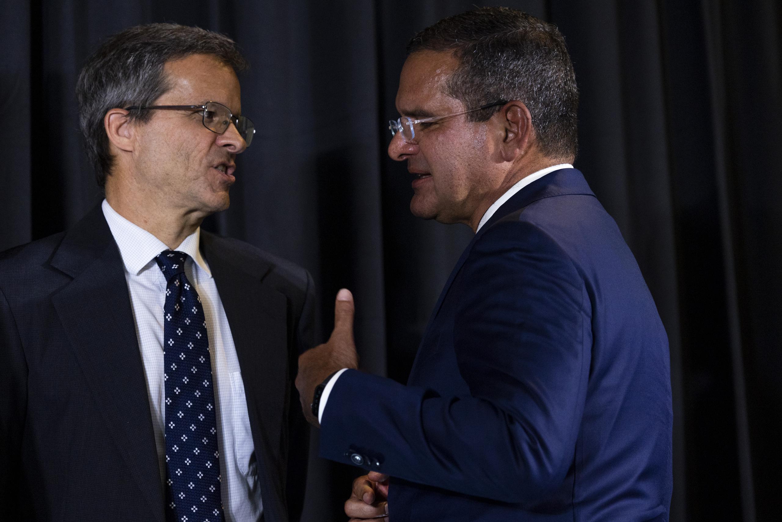 El gobernador Pedro Pierluisi conversa con el presidente de la Junta, David Skeel.