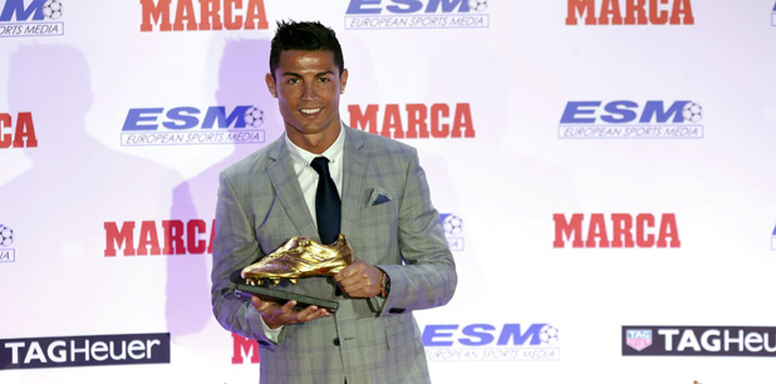 La estrella portuguesa logra este galardón por cuarta vez, tras haberlo conseguido en 2008, 2011 y 2014, y deja atrás a Messi, que lo consiguió en 2010, 2012 y 2013. (EFE)