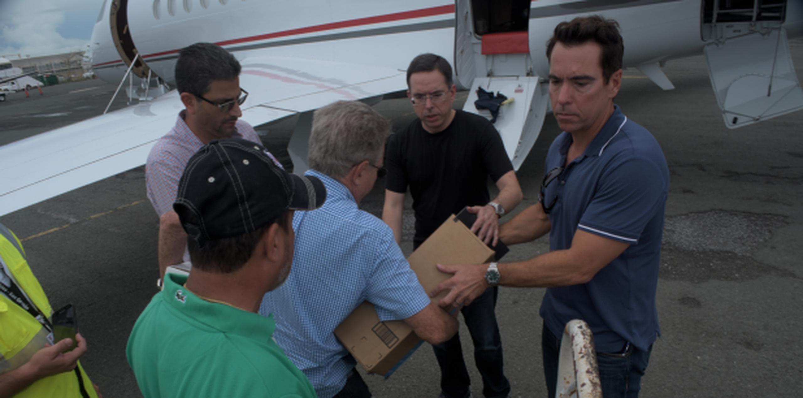 Ya su organización hizo un viaje hace días a San Juan, pero el de hoy al Aeropuerto de Aguadilla fue el primero del dúo desde que inició el esfuerzo “Ayudando a Puerto Rico”. (neidy.rosado@gfrmedia.com)