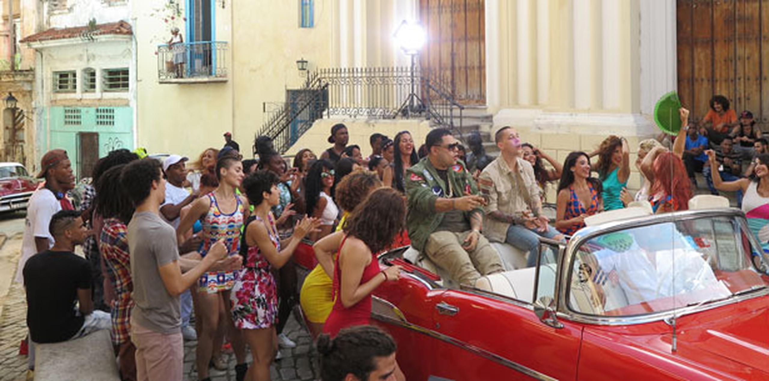 El concepto del videoclip es el de una fiesta callejera, con mucho color y el ritmo del reguetón boricua con timba cubana, en el que destacan los distintivos carros antiguos que se ven en La Habana. (Suministrada)