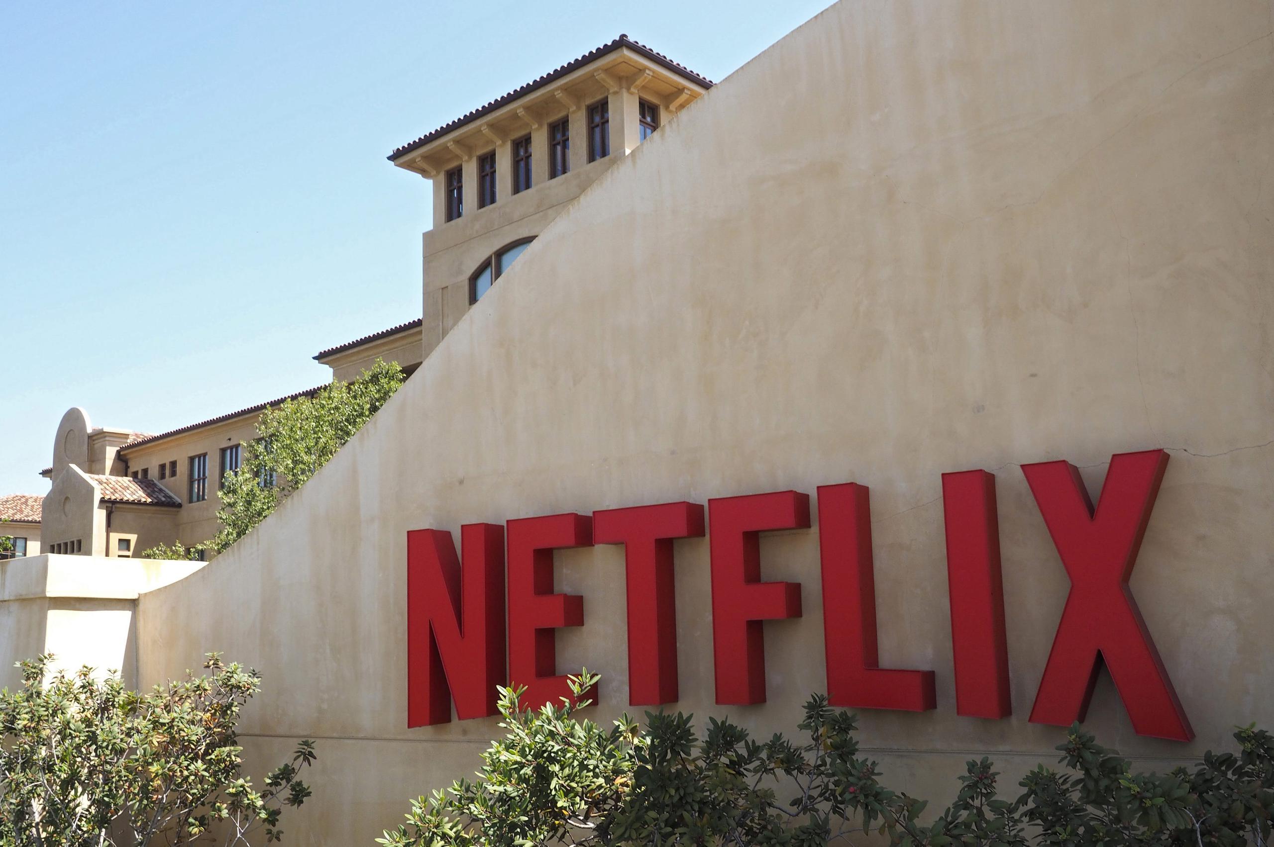 A principios de año, Netflix también bajó sus precios en algunos países al tiempo que aplicó medidas más severas en un intento por combatir el uso compartido de cuentas para ser más rentable.