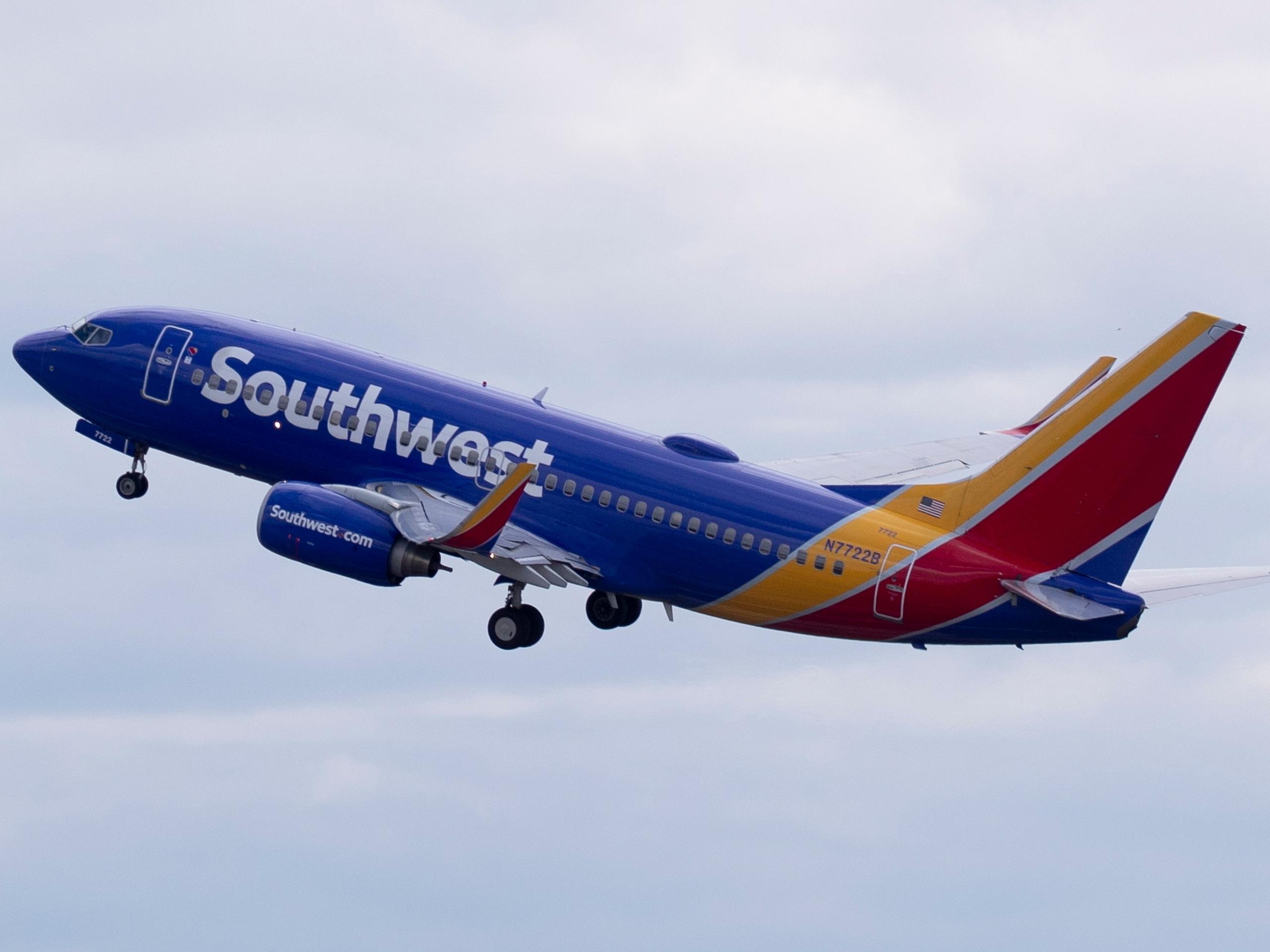 Las acciones de Southwest Airlines Co. cayeron brevemente más de 4% el lunes antes de una recuperación parcial; para mitad de la mañana se hallaban 2% abajo.