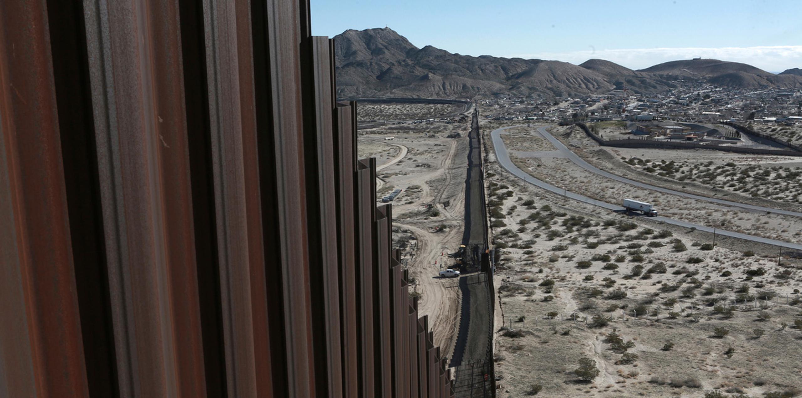 Una tercera parte de la frontera ya tiene alguna clase de barrera, como altas barricadas de acero, cercas de alambre o para ganado. (AP)