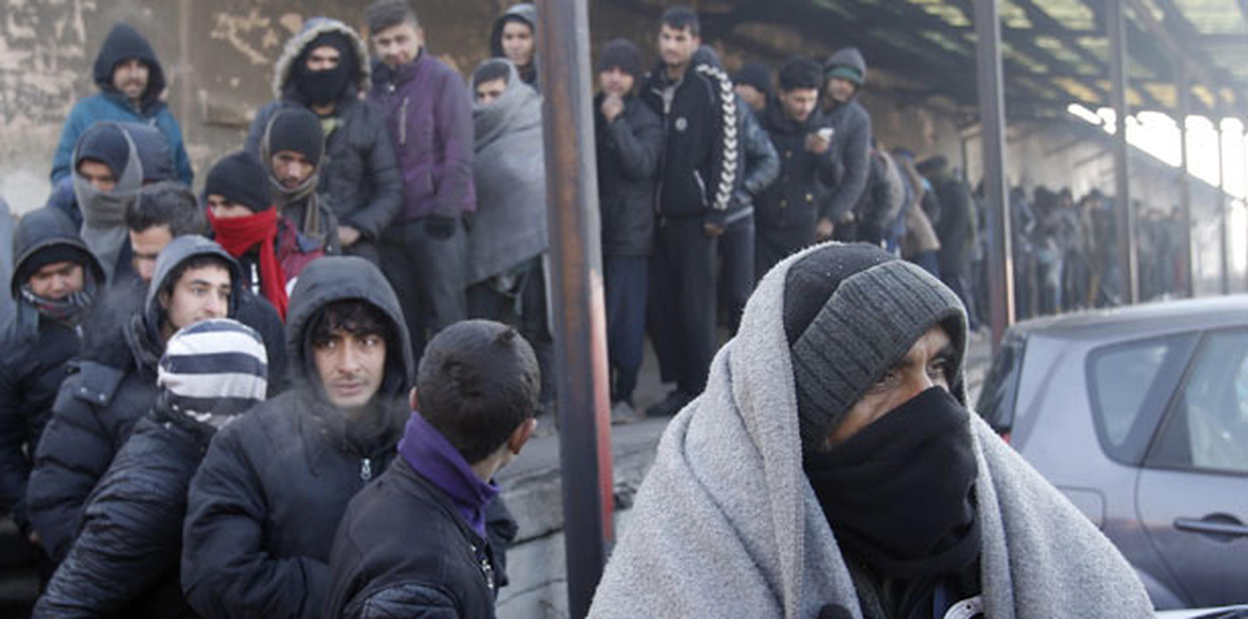 Aunque la mayoría de los migrantes en Serbia se alojan en centros de asilo, muchos se han negado en un intento por hallar otras maneras de migrar hacia Europa occidental. (AP)