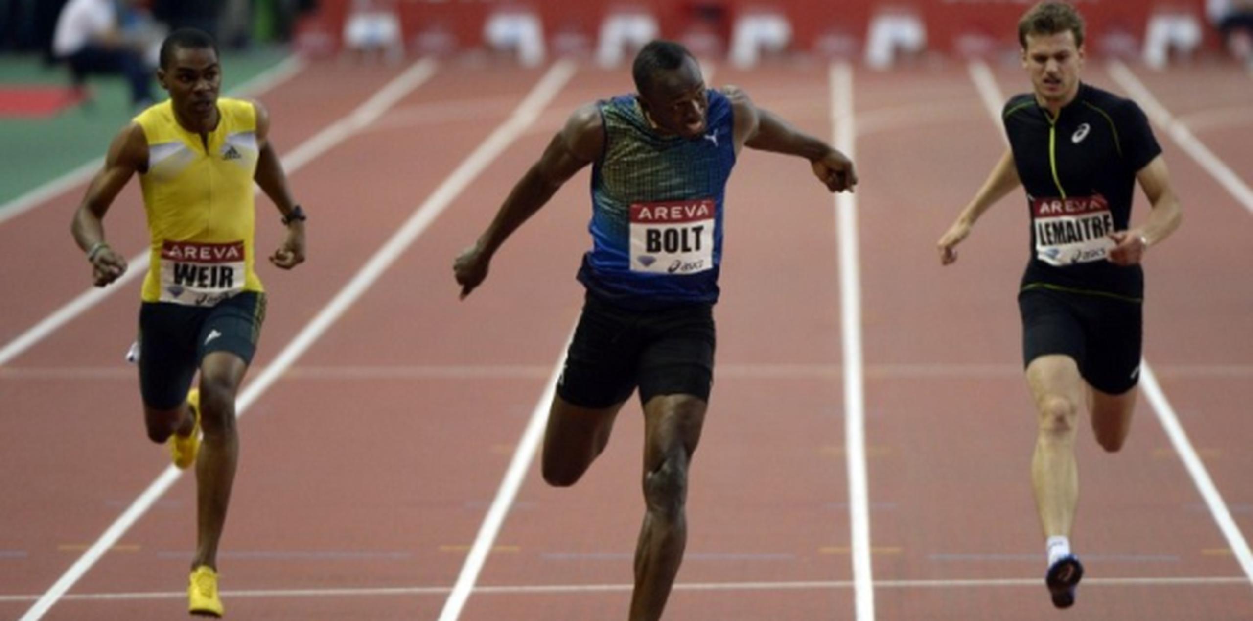 Bolt, séxtuple campeón olímpico y mundial de 100 y 200, se impuso con autoridad en el doble hectómetro de la reunión parisiense. (AFP/Bertrand Guay)