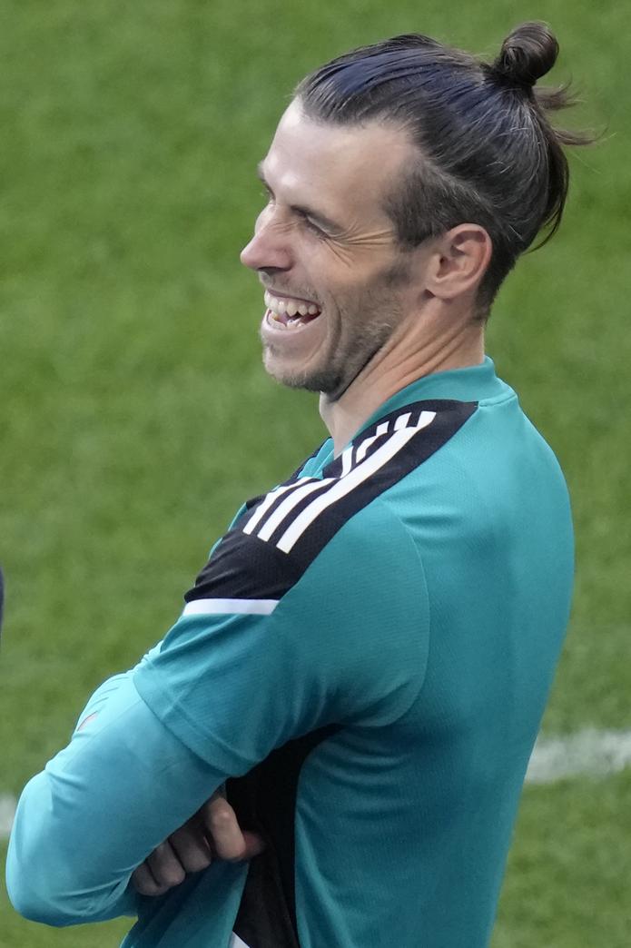 El atacante de Real Madrid Gareth Bale sonría durante una sesión de entrenamientos en el Stade de France en Saint-Denis, cerca de París, el 27 de mayo del 2022. Bale confirmó el 1 de junio que deja el Real Madrid, diciendo que está feliz por haber cumplido su sueño de jugar para el gigante español. (AP Foto/Kirsty Wigglesworth)