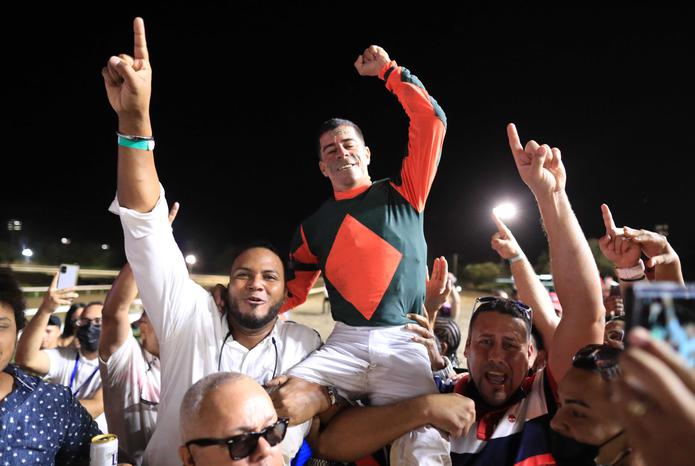 El jinete boricua Juan Carlos Díaz es cargado en hombro por los fanáticos luego e su victoria sobre amborero en el Clásico del Caribe.
