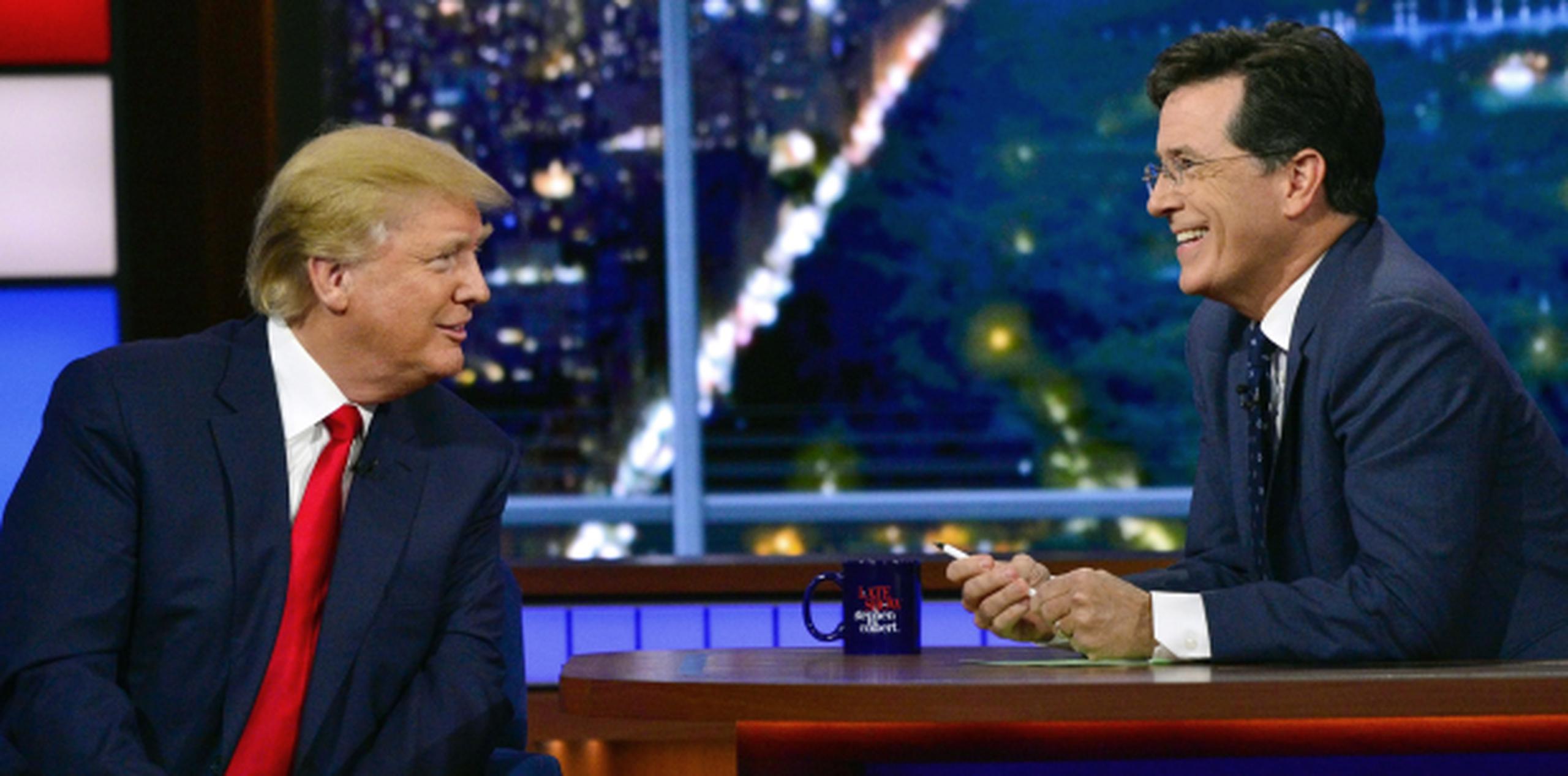 Trump y Colbert conversaron animadamente anoche. (AP)