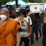 Familiares dan el último adiós a las víctimas de la matanza en Tailandia 