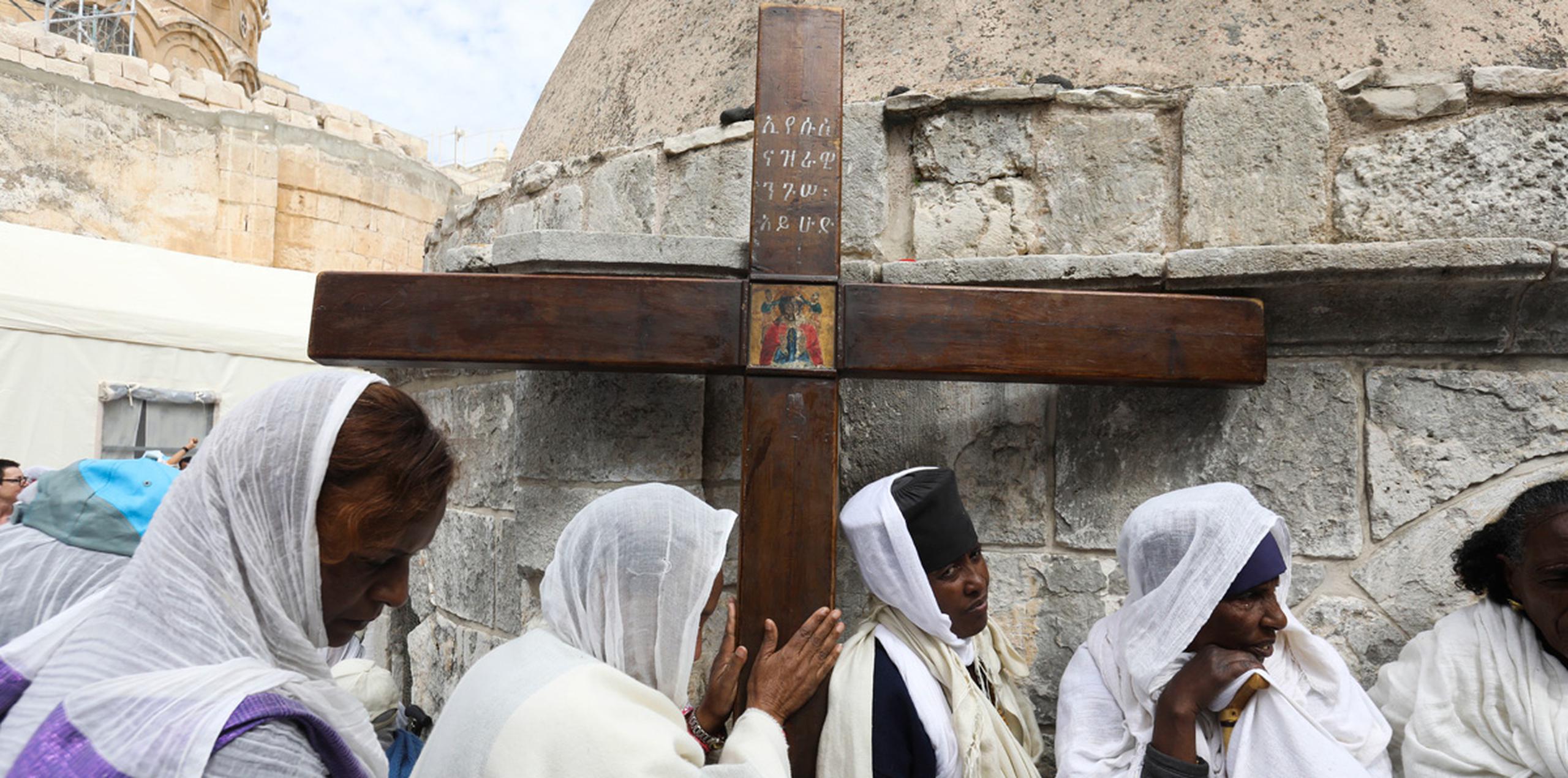 Peregrinos cristianos etíopes participan en una procesión del viernes Santo en Jerusalén. (AP)