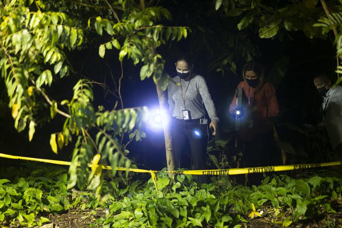 Las fiscales Rosalyn García Pastrana y Lourdes Martínez saliendo de la escena en donde se encontró el cuerpo de un hombre en estado de descomposición en Guaynabo.