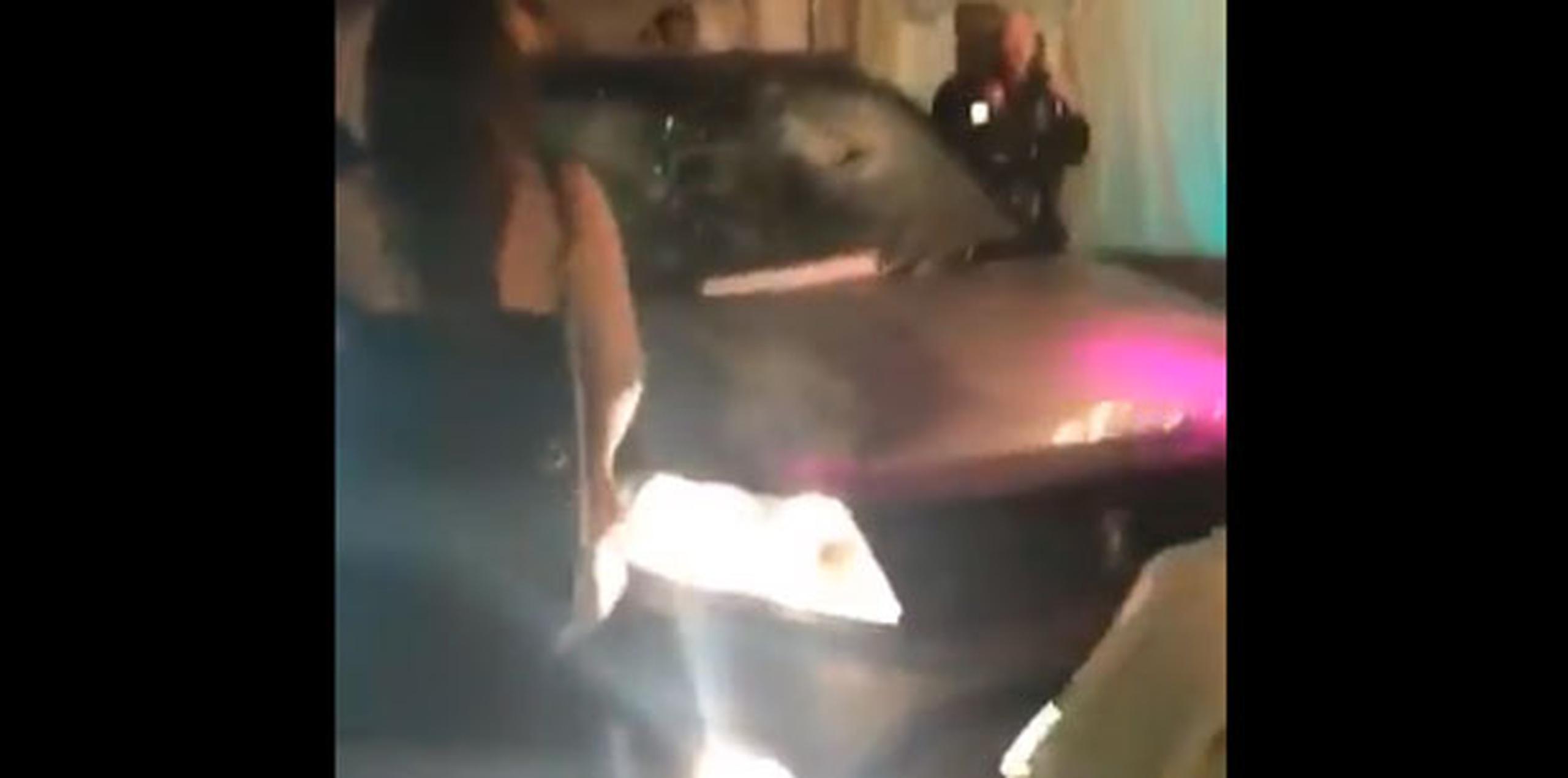 En las redes sociales fueron publicadas fotos de un vehículo en la pista de baile del club nocturno Blake. (Twitter)