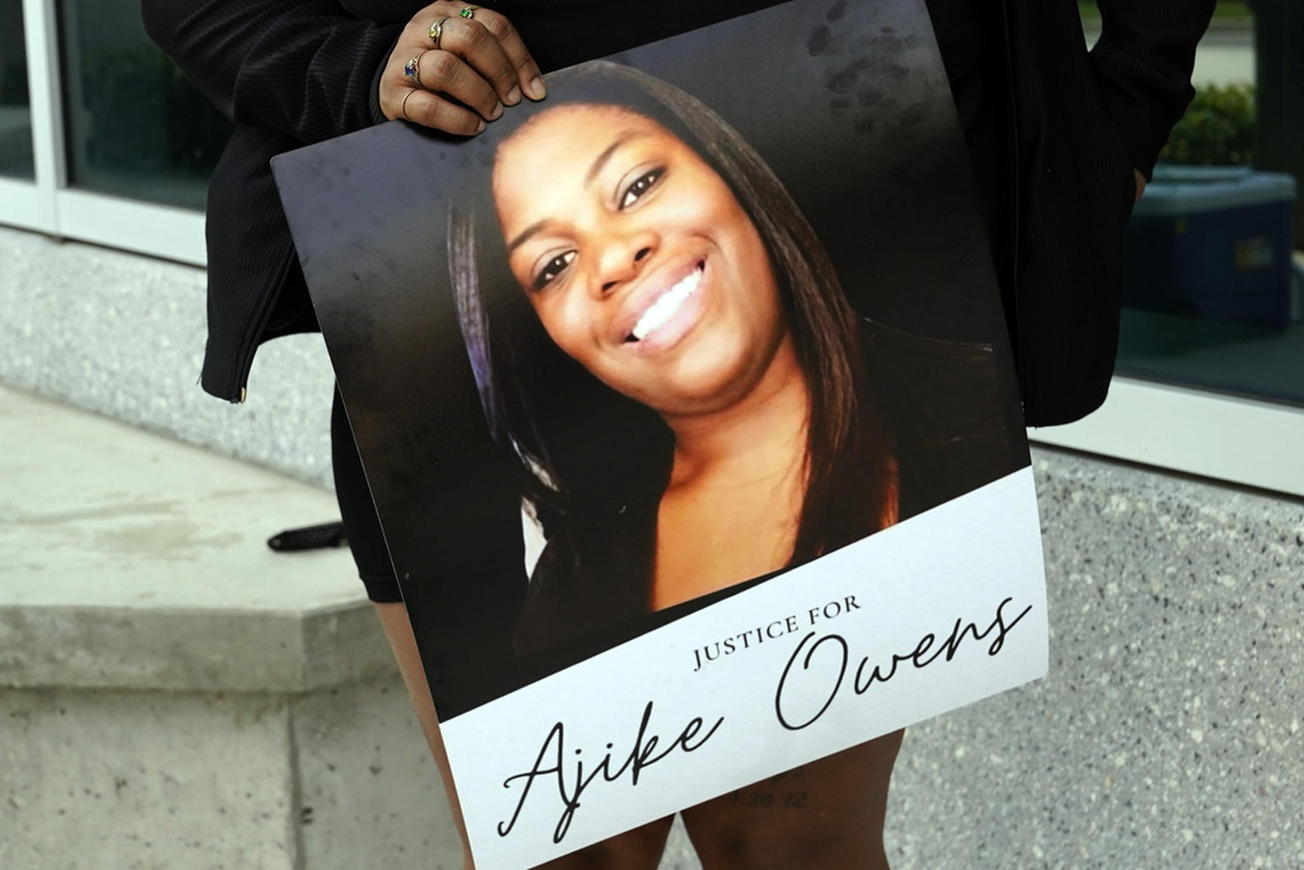 En una vigilia el lunes, la madre de Ajike Owens, Pamela Dias, dijo que pedía justicia para su hija y sus nietos.
