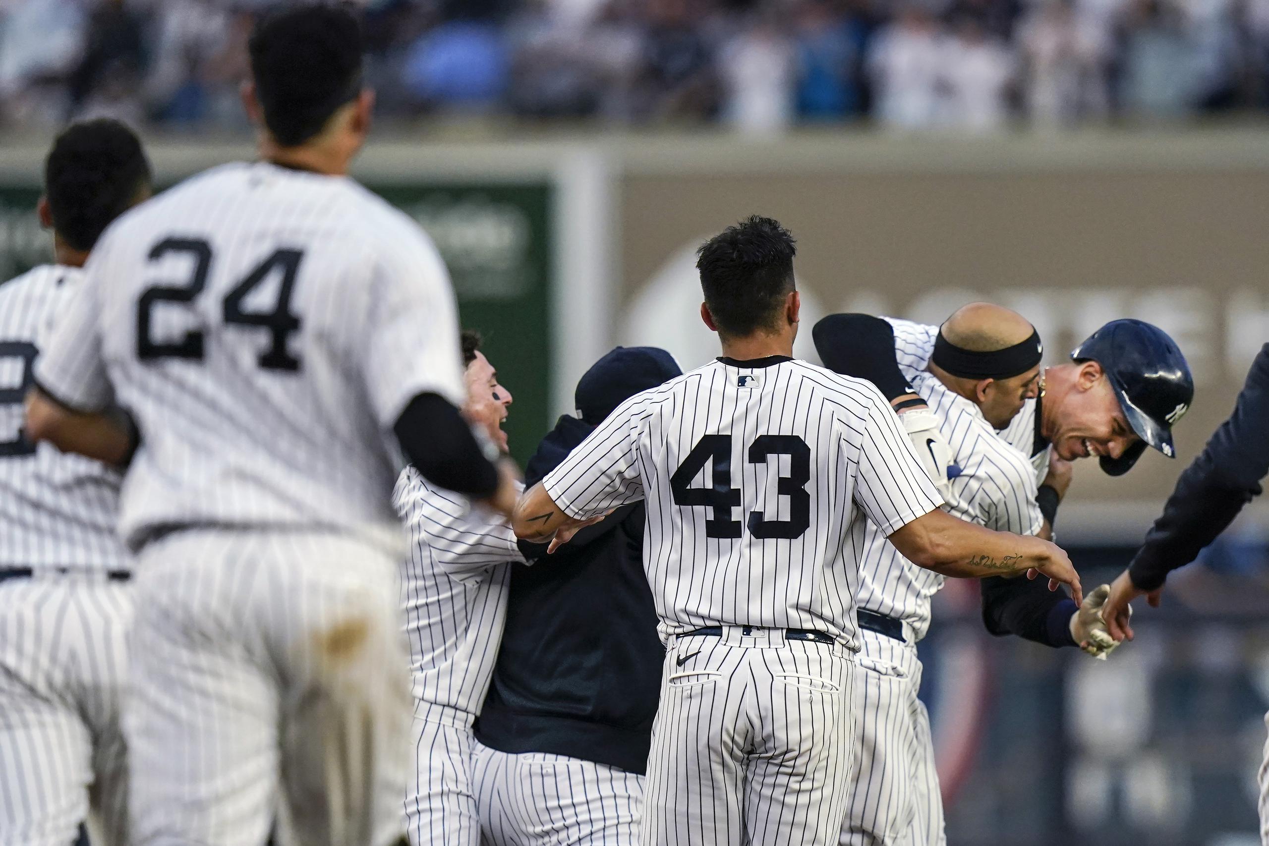 Los Yankees celebran tras lograr la victoria.