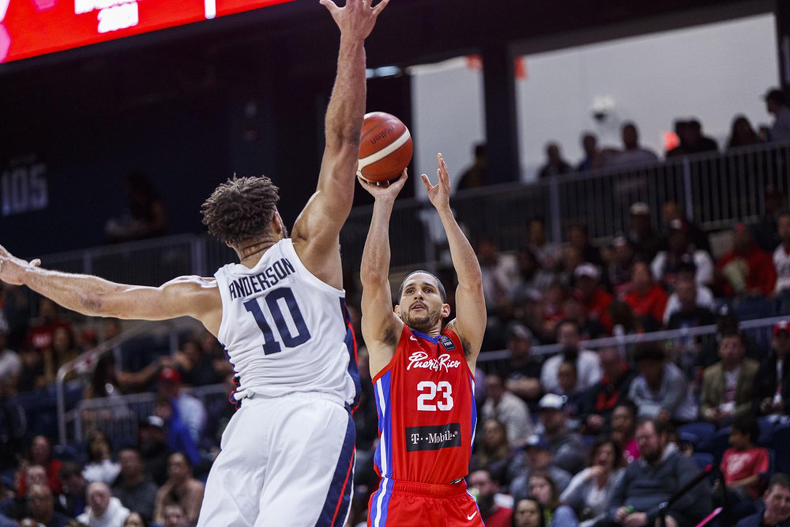 Isaac Sosa tuvo un buen tiempo de juego por Puerto Rico en el partido. Terminó el juego con 15 puntos. (FIBA)