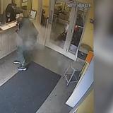 Guardia le hace frente a hombre que entra con un rifle a una clínica en Nueva York