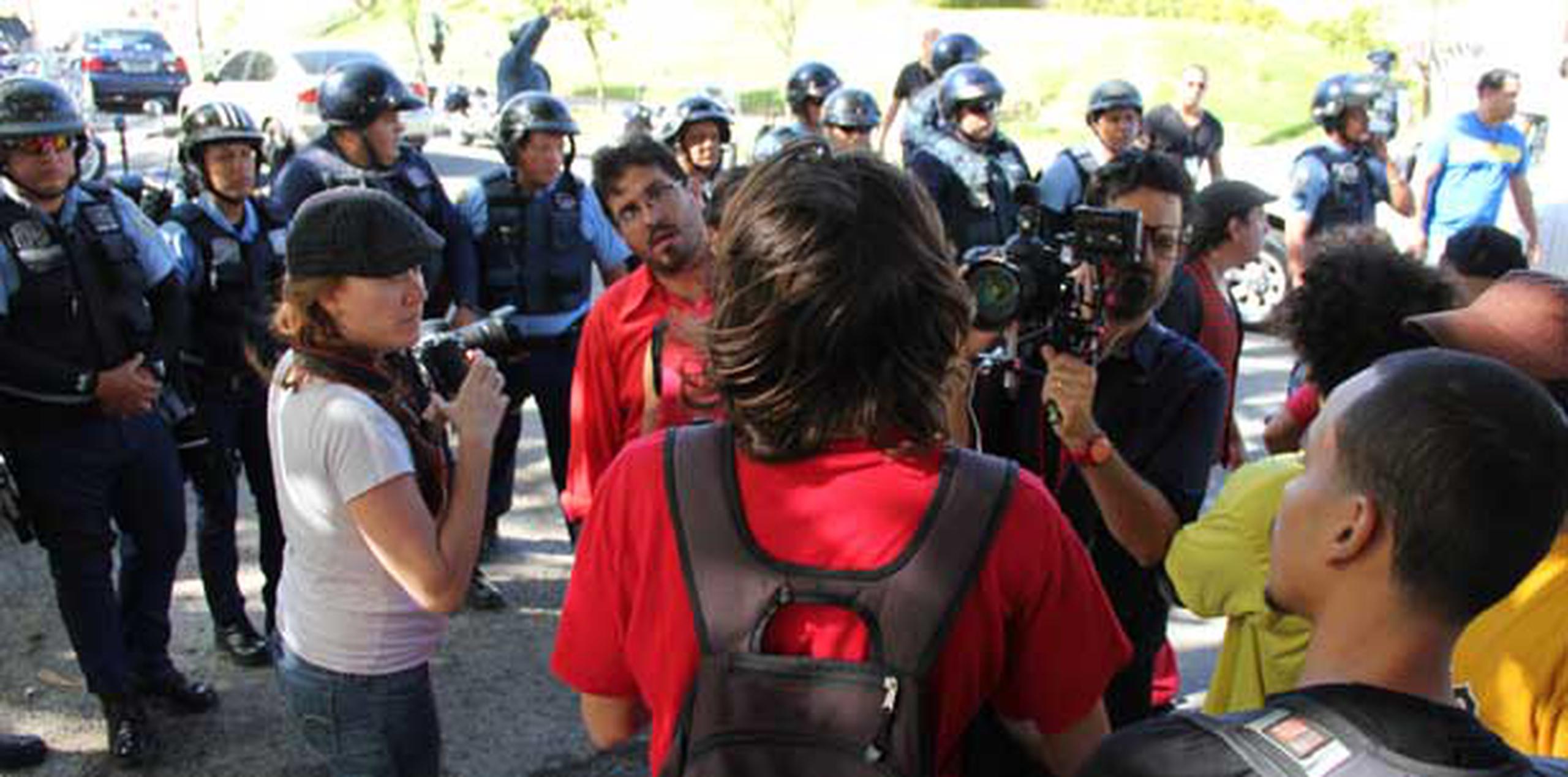 Jóvenes reaccionan al arresto de dos personas durante la manifestación en el Capitolio.(alex.figueroa@gfrmedia.com)
