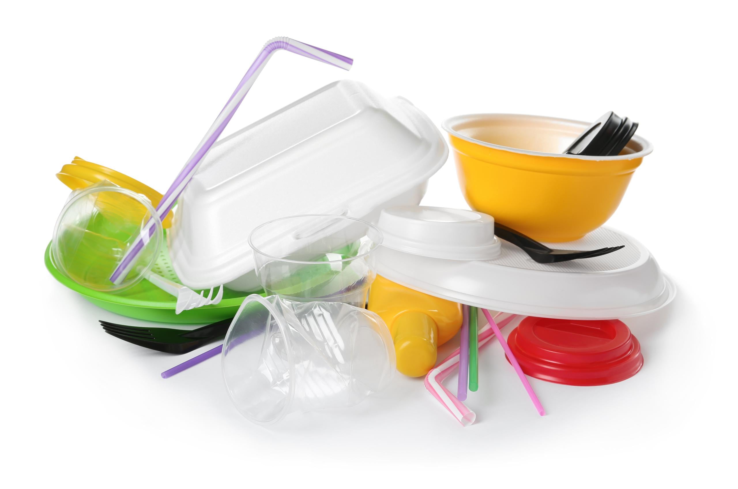 La ley define como plásticos de un solo uso: platos, cubiertos y sorbetos, así como, vasos, tazas y contenedores de poliestireno expandido (foam).