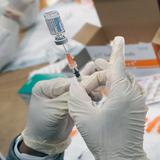 Estados Unidos cancela contrato con fábrica que produjo vacunas contaminadas de Johnson & Johnson