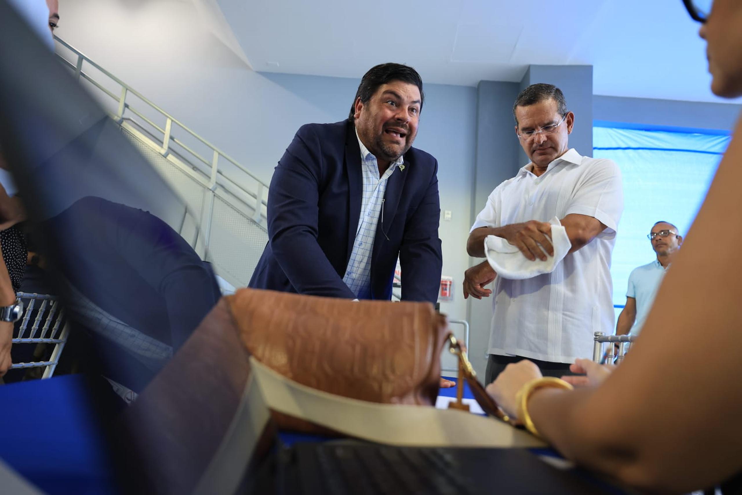 El secretario de Salud, Carlos Mellado y el gobernador Pedro Pierluisi en la presentación de las instalaciones del centro de salud COSSMA, en San Lorenzo.