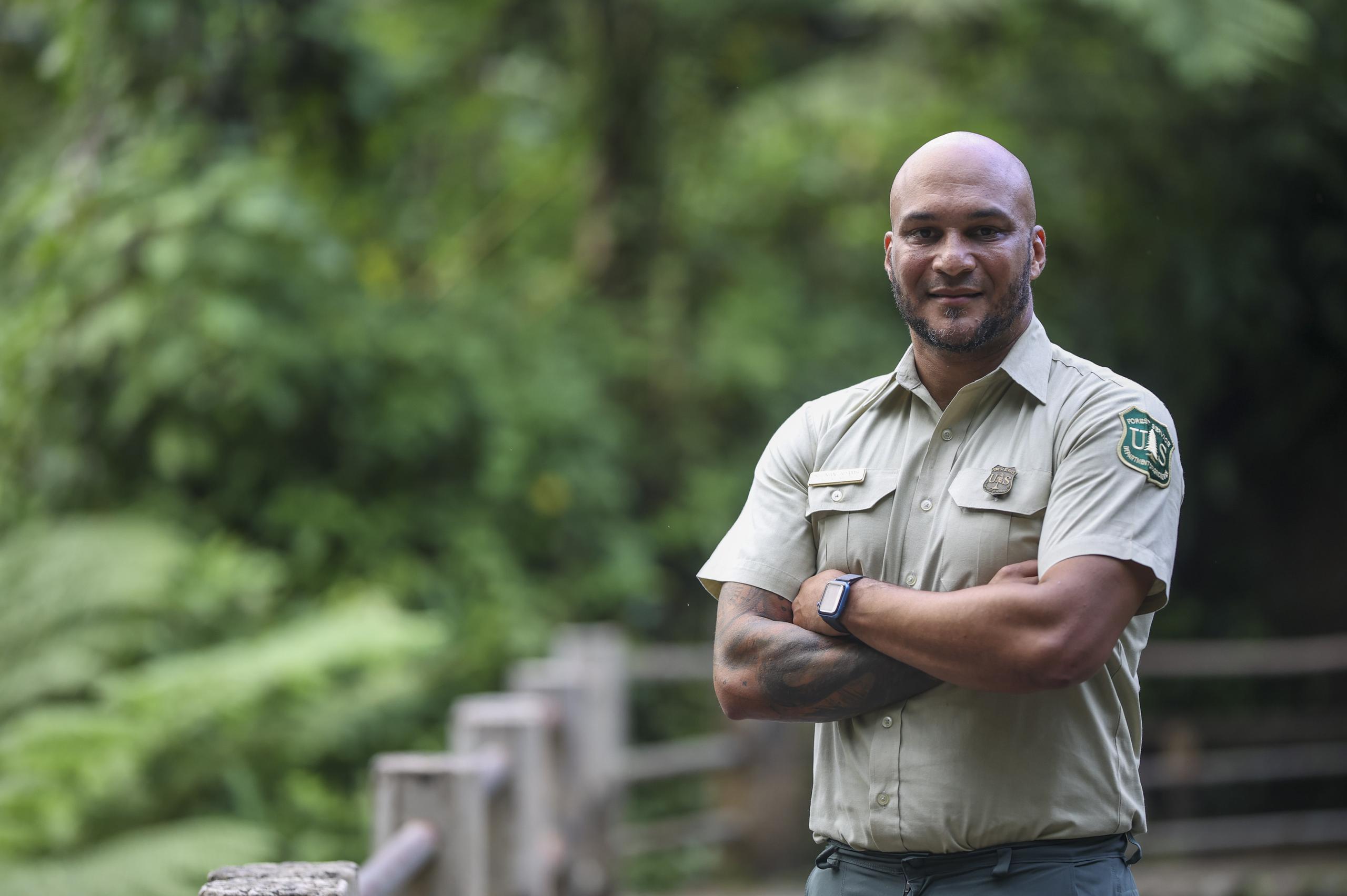 Keenan Adams, supervisor forestal del Bosque Nacional El Yunque