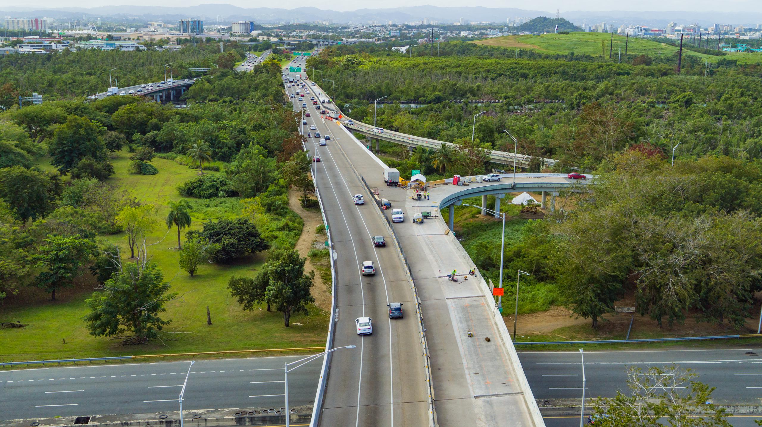El puente sobre el Caño Martín Peña, a la salida del túnel de Minillas en dirección a Bayamón, es uno de los puntos más transitados en todo Puerto Rico, con un tráfico promedio de más de 100,000 vehículos diarios.